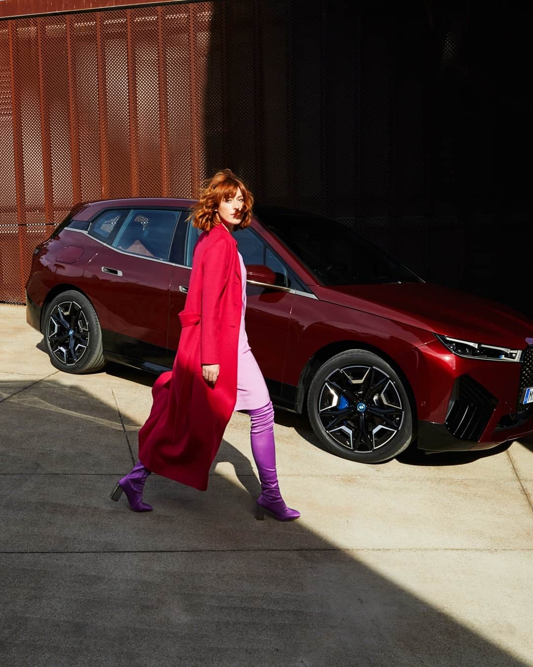 BMWのインスタグラム：「Ultimate expressiveness, freed from the unnecessary. The first-ever BMW iX. #THEiX #BMW #iX #BMWi #BornElectric @BMWi」