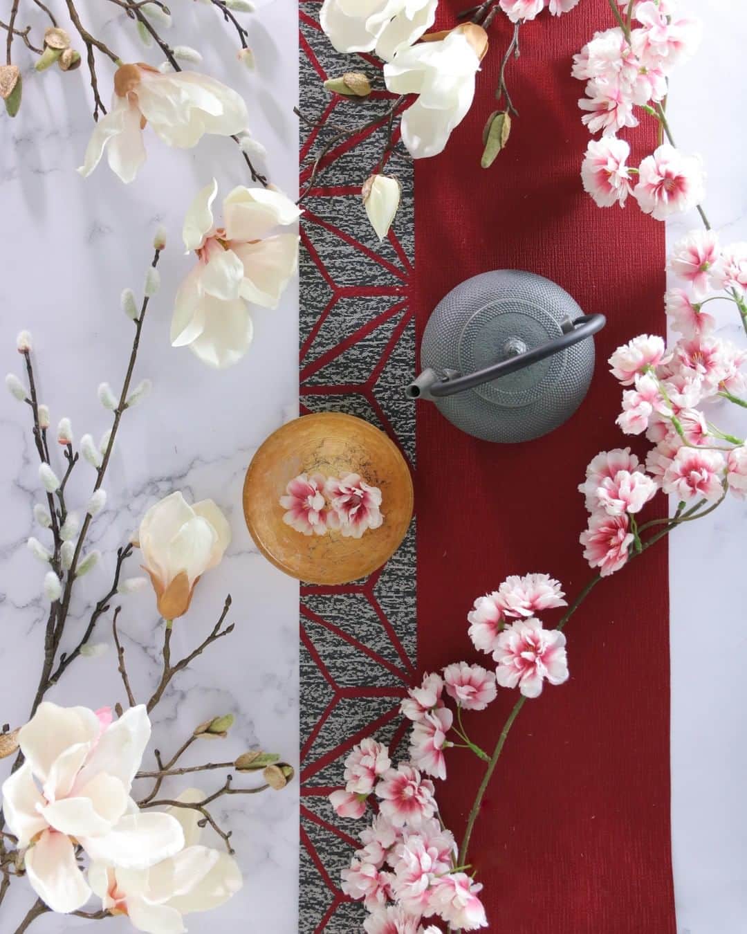 東京堂アーティフィシャルフラワーMAGIQのインスタグラム：「・ 【アーティフィシャルで季節を迎える】 ・ ～🌸 Spring Flowers 🌸～ ・ FM3340-1.2　マグノリアセシリア FM3336-1　マグノリアミディ FM5472-48　里の山桜ピック FM5474-48　里の山桜ガーランド FM3164　猫やなぎ枝 AC800-3　テーブルランナー（麻の葉）短 ・ 【スプリングギフト🎁フォトコンテスト】開催中！ 期間:2021年1月12日(火)〜1月31日(日) 入賞→ ６名 発表→ 2月8日(月) 、9日（火） ・ ●テーマ 【花ギフト】の写真を投稿してください。 ・ 応募は簡単！ 以下参加方法にて、どなたでも参加OKです。 ◎参加方法 ① @magiq.jp をフォロー ② #magiqスプリングギフト2021 をタグ付けて投稿して下さい！ ・ 皆さまのご参加をお待ちしております！！ ・ #MAGIQ #MAGIQのある暮らし #TOKYODO #東京堂 #アーティフィシャルフラワー #アーティフィシャル #アートフラワー #造花  #フェイクフラワー  #フェイクグリーン #花 #花のある暮らし #花のある生活 #花好きな人と繋がりたい #花を飾る  #フラワーデザイン #フラワーアレンジメント #フラワーアレンジ #アレンジメント #artificial #artificialflower #flowerofinstagram #flowersoninstagram #花藝 #꽃스타그램 #조화 #マグノリア #cherryblossom #magnolia」
