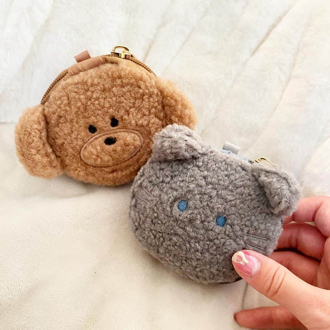 姫野れみのインスタグラム：「. 可愛すぎるものを見つけてしまった♡ なんと、エコバッグ!!  娘のバックに付けたら可愛い上に 結構大容量なのでとっても便利♪  トイプードルはヴィヴィみたいなので 母にプレゼントです☺️  #エコバッグ #ぬいぐるみ #ねこ #トイプードル」