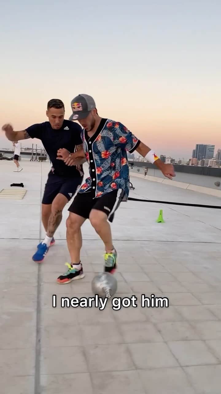 ショーン・ガルニエのインスタグラム：「Guys ... what happened !! 😱 @jasondavidson91 beat me ... I need my revenge ! 😈 #Football #SeanGarnier #Urbanball #Urbanballer #Skills」
