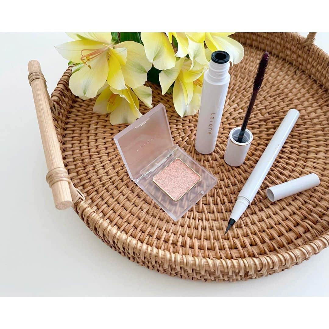 kumiのインスタグラム：「@toonecosmetics  の新作春コスメをオンラインで🌷＊  ラメが入っていて、まつ毛が揺れるとキラキラ可愛いバーガンディのマスカラ。  リキッドアイライナーは自然に溶け込むように馴染む優しいニュアンスカラー。  アイシャドウは一目惚れしたピーチベージュ。 ㅤㅤㅤㅤㅤㅤㅤㅤㅤㅤㅤㅤㅤ  半分はリモートなうえに 仕事以外どこにも行けないけれど… 毎朝のメイクが些細な楽しみだったりする♡  トーンの春コスメはメイクアップキッチンで先行発売中で、1月22日から全国発売。  マスクメイクも春色〜😷🌸　 少しずつ春が近づいていると思うとなんだか嬉しい。  #toone」