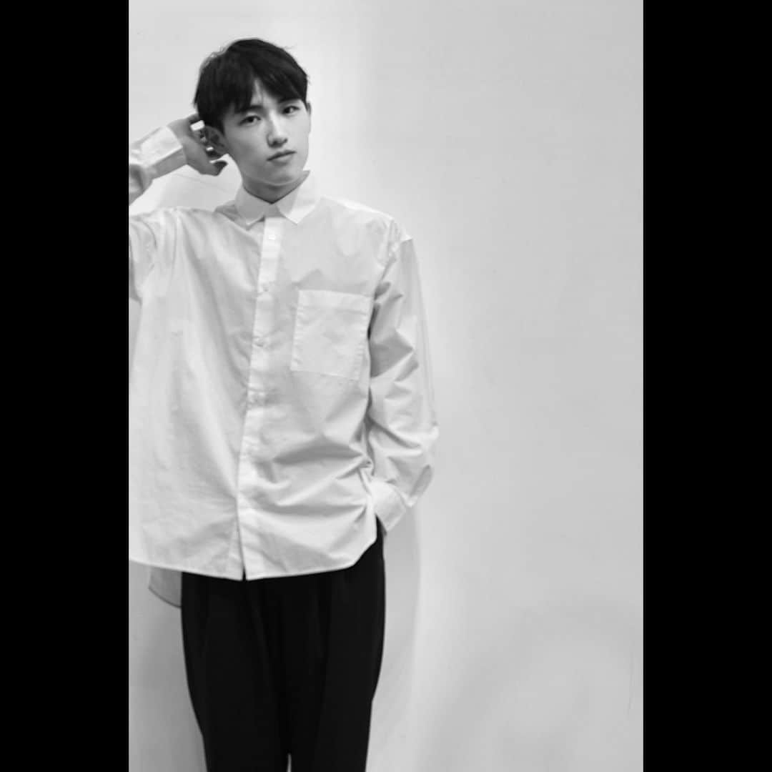 工藤大貴のインスタグラム：「普段シャツ着らんけん 撮影の時はなんか新鮮。 似合ってますか？  #撮影 #portrait #モノクロ #ファッション #fashion」