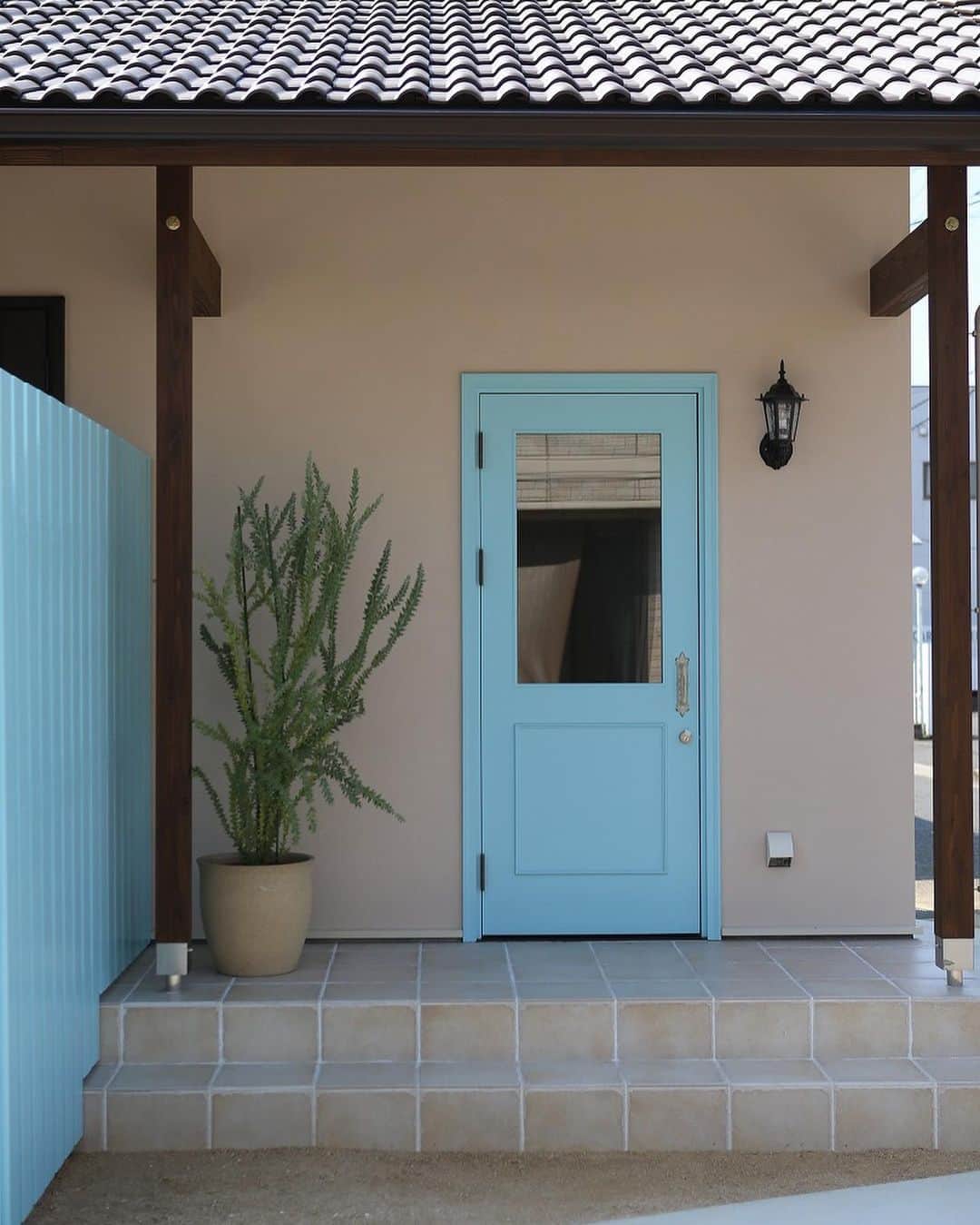 インテリアショップとつくる家 ZEST houseさんのインスタグラム写真 - (インテリアショップとつくる家 ZEST houseInstagram)「TODAY POST : 色付き玄関ドアセレクション✨ ↩︎ 気分が上がる、可愛い色付きの玄関ドア♪木製のドアにおうちのテーマカラーとお好みに合わせて塗装を施しています。お出かけや帰宅時にも嬉しくなりますね^ ^ ------------------------------------ 資料請求 家づくりの資料請求はこちらから ↓↓↓ @zest_design_house_info ↩︎ ↩︎ ------------------------------------ ↩︎ ------------------------------------ もっと施工事例を見たい方はこちら ↓↓↓ ゼスト倉敷オフィス(岡山県) @zest_design_house ↩︎ ↩︎ ------------------------------------ ↩︎ ↩︎  #ナチュラルインテリア #玄関 #玄関ドア  #ドア #木の家 #自然素材の家 #吹抜け #工務店 #岡山県 #ゼスト倉敷 #かわいい家 #カフェ風インテリア #注文住宅 #マイホーム計画 #デザイン住宅 #リノベーション #リフォーム #暮らし #おしゃれな家 #家づくり #カフェ風 #カフェスタイル  #玄関ポーチ #玄関タイル #ドアノブ #玄関アプローチ」1月19日 19時02分 - zest_design_house