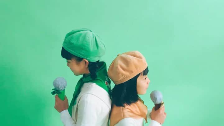 のインスタグラム：「1月19日は #カラオケの日 🎤 今日はグリーンダカラちゃんのうたにチャレンジ✨ カラオケ大好き🎤 楽しく歌いきりました！！😎 みんなもぜひ歌ってみてね💚  💚グリーンダカラちゃんのうた💚  おはようグリーンダカラちゃん きょうもげんきにでかけます はしるよグリーンダカラちゃん あさのいちばをぐーるぐる なんかしらいいものくださいな おかねはおおきくなったらはいらます いいものいっぱいあつめてあつめて できたのがこちらになります  上手に歌えたかな？？  #カラオケの日 #グリーンダカラちゃんのうた #カラオケ好き #カラオケ好きと繋がりたい  #子どものいる生活 #こどものいる生活  #チャレンジダカラちゃん #ダカラちゃんムギちゃんの季節のおたより #💚 #グリーンダカラ」