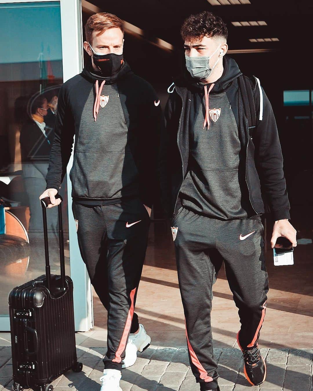 イヴァン・ラキティッチのインスタグラム：「De viaje ✈️💪🏻⚽️ @munirhaddadi #VamosMiSevilla #AlavesSevillaFC」