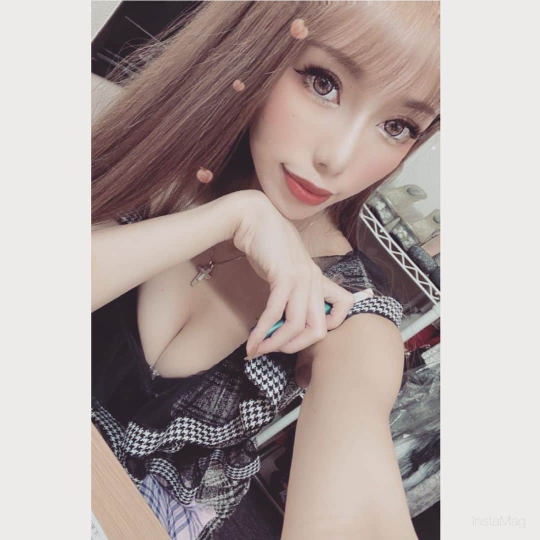 あゆかのインスタグラム：「たまにはストレート😎 今日は美容室きた🥰 お腹すいたーーーー 焼肉食べたいーー 最近食べてないよー🐷  .  #千葉キャバクラ#千葉富士見キャバ嬢#千葉富士見町キャバ嬢#千葉富士見キャバクラ#arドレス#ジュエルズドレス#オンラインキャバクラ#ファッション好きな人と繋がりたい#ヘアメイク#お家スタイル#息してる？#followｍe4 #follow4like#followtrain」