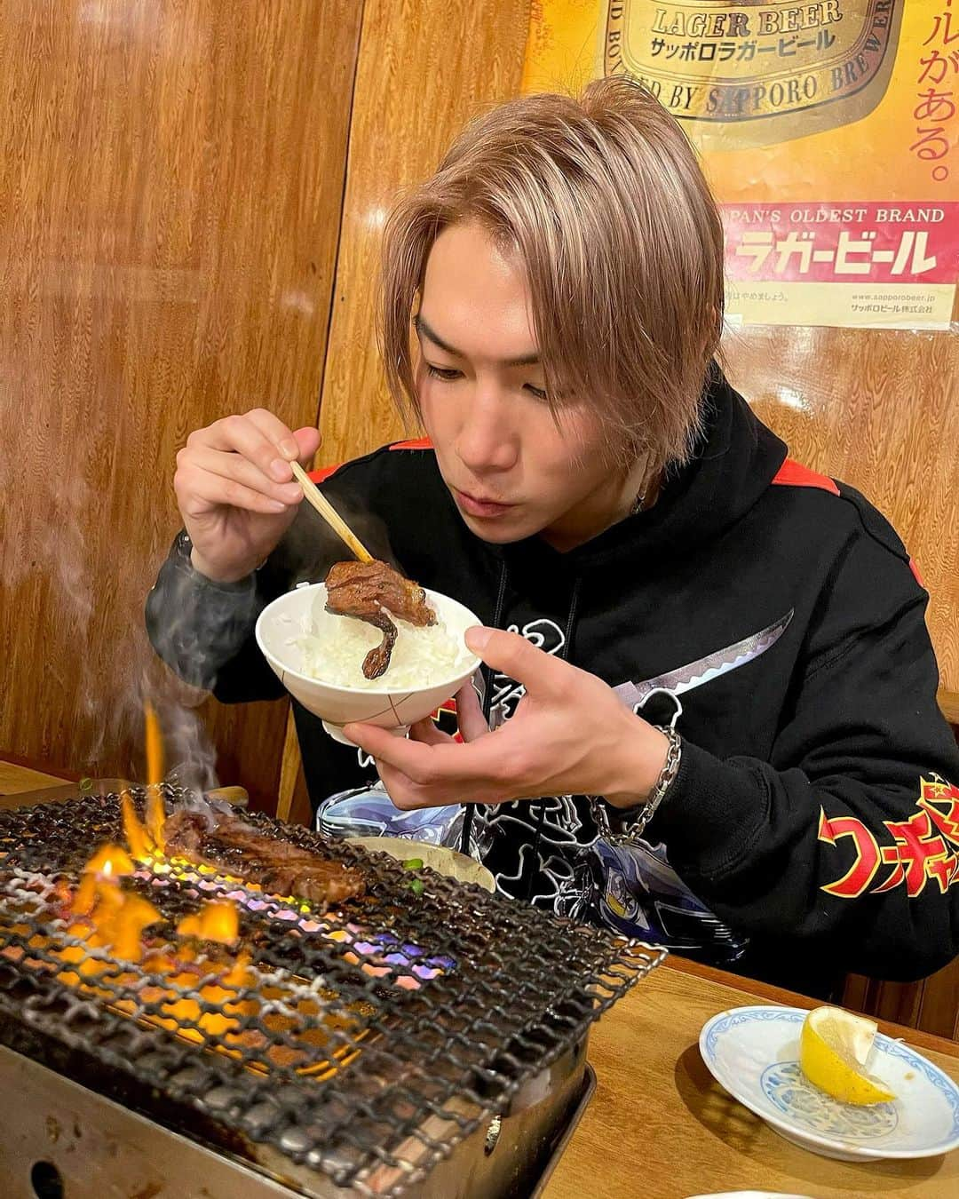 ジョーブログさんのインスタグラム写真 - (ジョーブログInstagram)「肉食男の焼き肉暴れ食いとはこのこと。  #服も暴れてる🤣　#レディゴー」1月19日 19時05分 - joeanddream