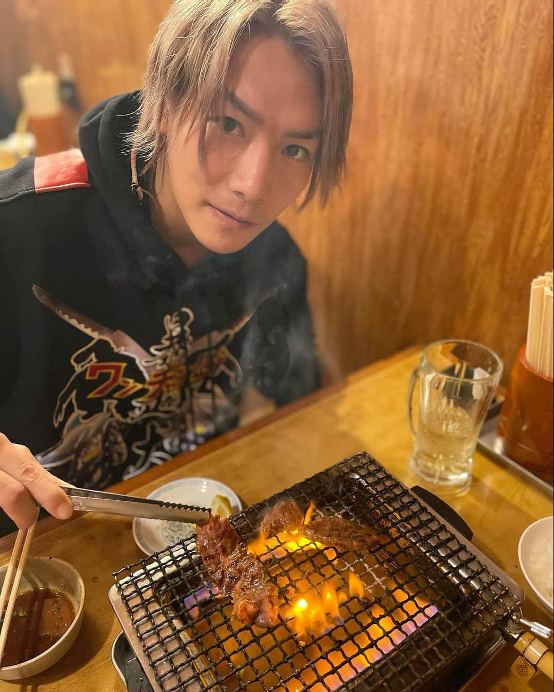 ジョーブログのインスタグラム：「肉食男の焼き肉暴れ食いとはこのこと。  #服も暴れてる🤣　#レディゴー」