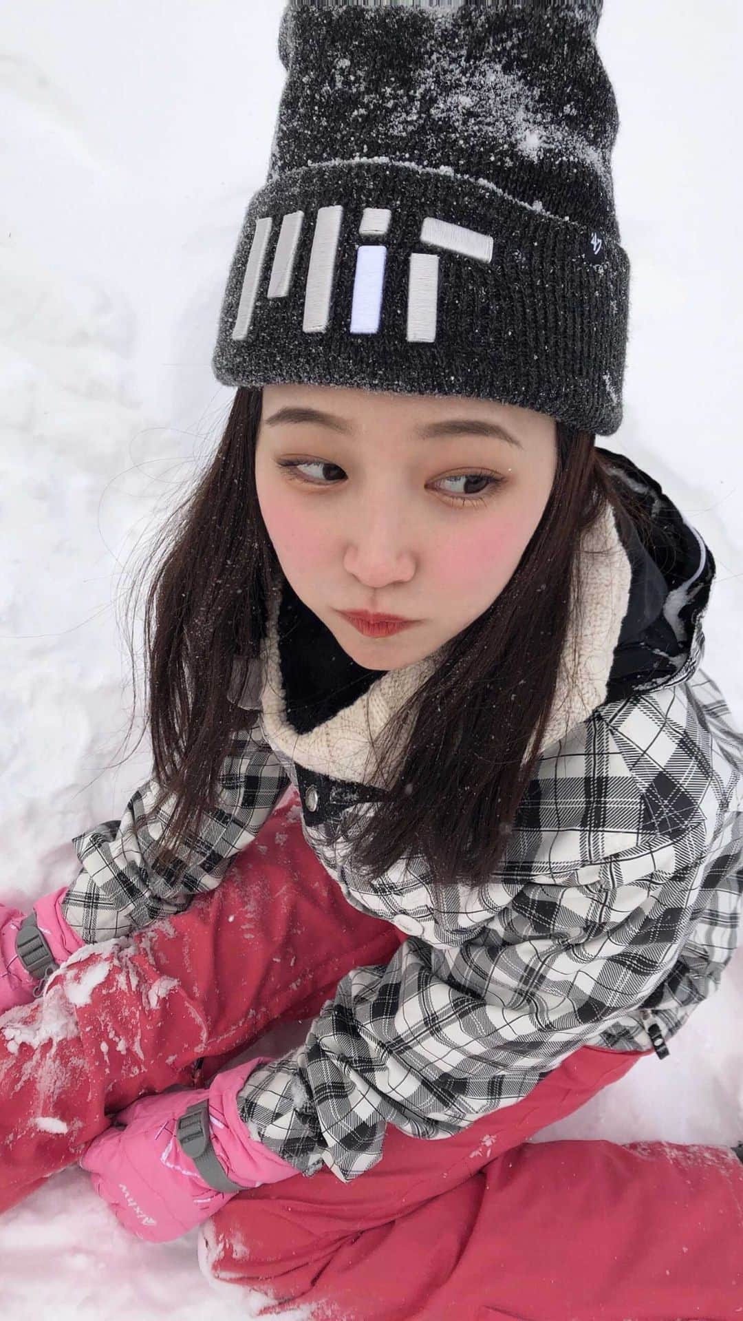 加藤早和子のインスタグラム：「❤︎ この冬一緒にスノボどうですか？🏂  . . #スノボ #ウインタースポーツ #時差 #過去pic #彼女感 #大学生 #冬休み #❄️」
