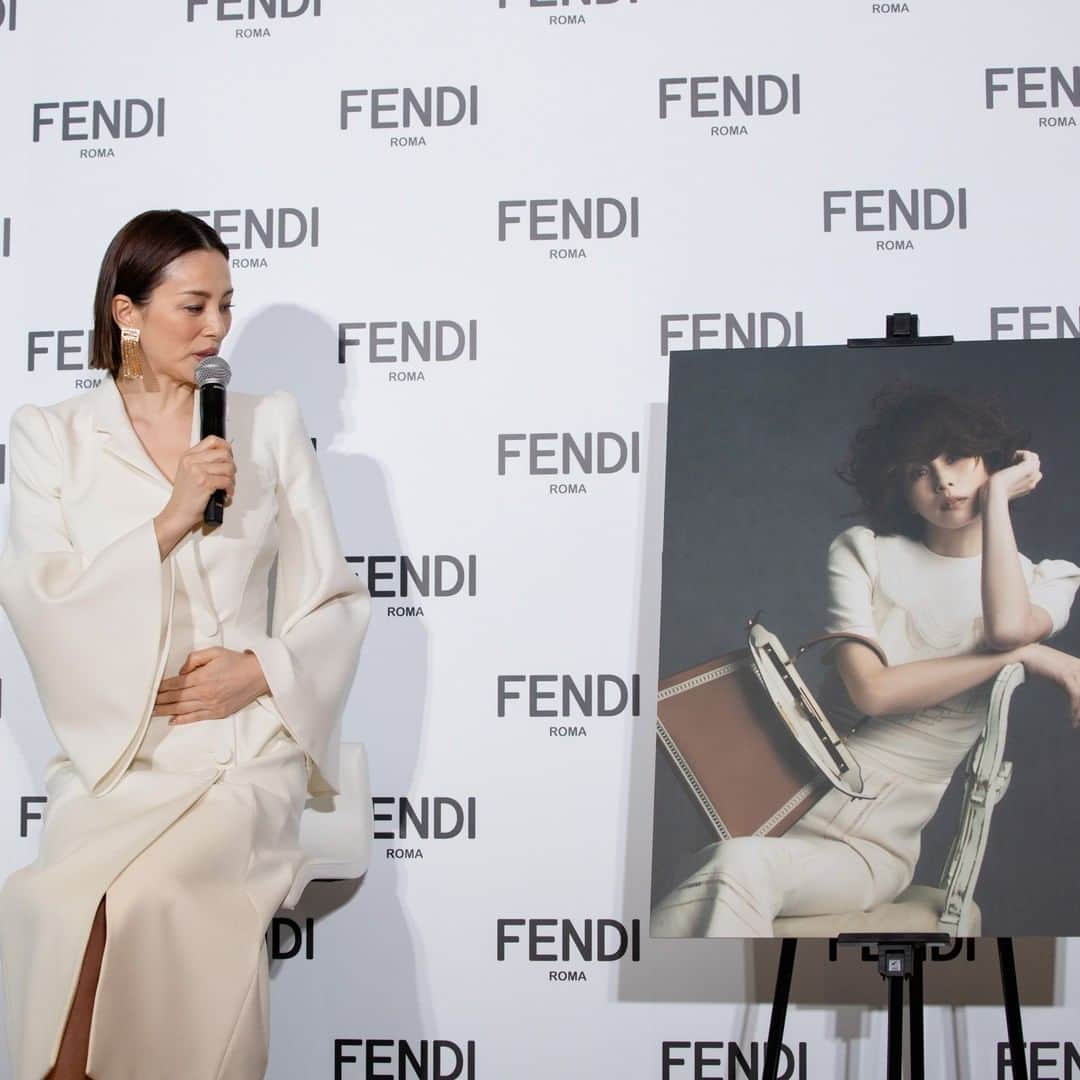 Fashionsnap.comさんのインスタグラム写真 - (Fashionsnap.comInstagram)「【イベント取材】「フェンディ」のジャパンブランドアンバサダーに女優の米倉涼子さんが就任！　フェンディがジャパンブランドアンバサダーを創設するのは56年の歴史の中で初めて。 就任発表会見で米倉さんが着用した衣装は、2021年春夏コレクションのドレスコートとシューズのもので、オールホワイトで統一したスタイリングを見事に着こなしていました👀　そして就任に伴いブランドから贈られた「ピーカブー」のバッグは、パテントレザー仕様のカスタマイズ版👜 グリッタータイプのハンドルが目を引くデザインです。 @fendi @ryoko_yonekura_0801   #fendi #Peekaboo #ryokoyonekura #fashionsnap #フェンディ #米倉涼子 #アンバサダー #21ss #ピーカブー」1月19日 19時05分 - fashionsnapcom