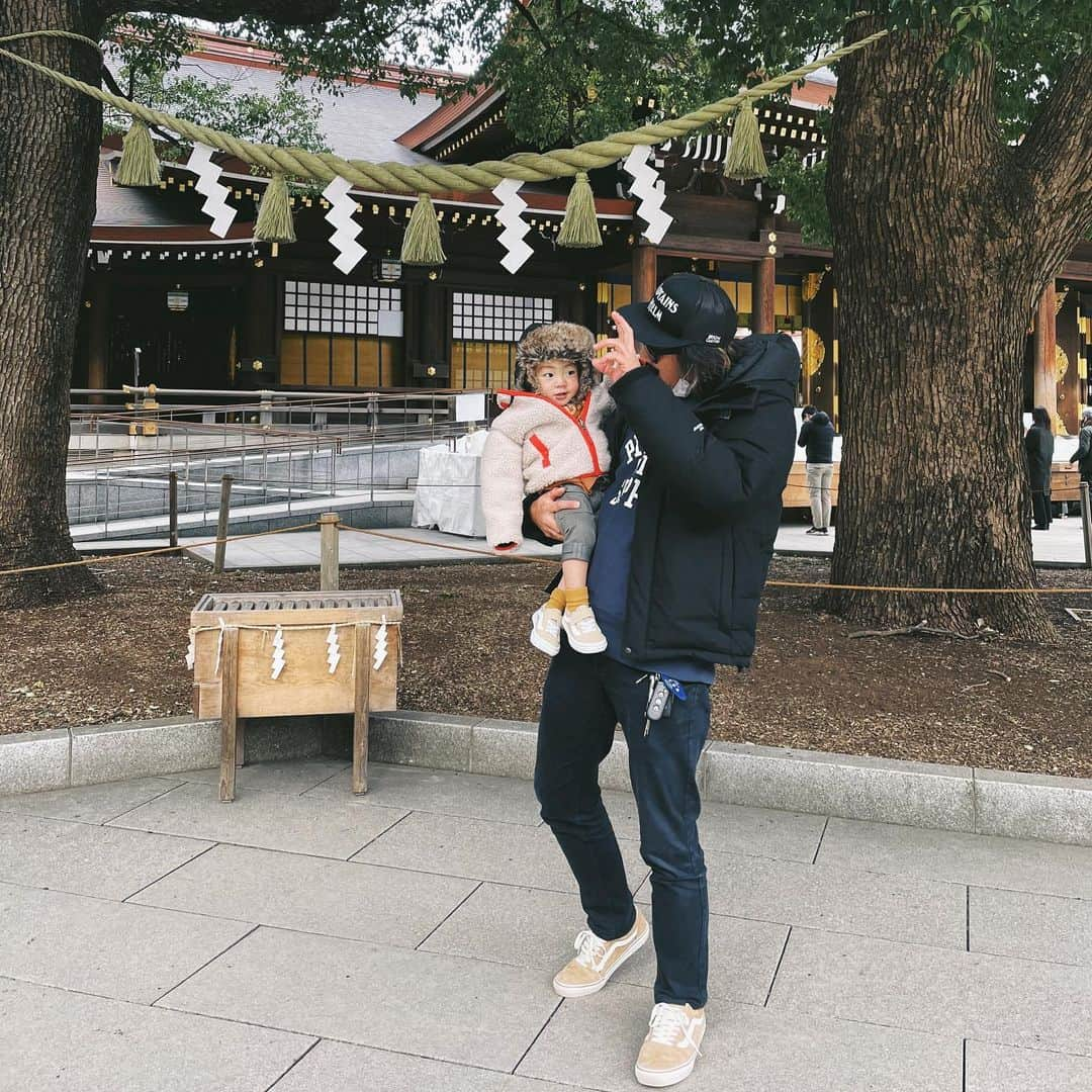 yoshiyaのインスタグラム：「2021/01/19 ☀️﻿ ﻿ First post﻿🎍 ﻿ 2021 ..1発目は ♪トントントントン髭じいさんに夢中の 息子と📸  #初詣﻿ #明治神宮 #息子﻿ #パパ」