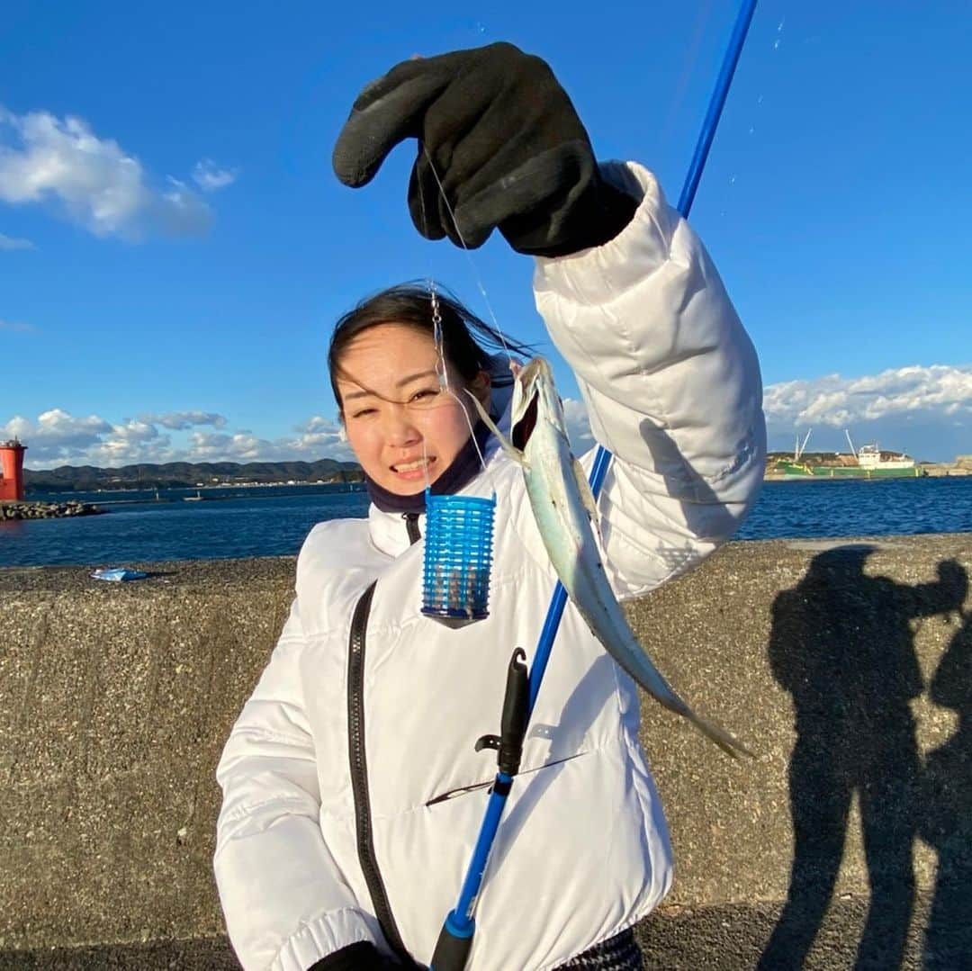 KYAM(きゃむ)のインスタグラム：「お金がないときに 釣りで釣ったアジ🐟 フライにして食べたら最高すぎた🤤🧡 . . . . . . . . . . . . . . . #きゃむっと旅 #渡鹿野島 #渡鹿野島は昔ディープな島だった  #100万人チャンネル登録行くまで家に帰れません #わたかの島  #わたかのじま  #三重 #三重県 #着物 #きゃむ #kyam #KYAM #きゃむはめ波 #youtuber  #youtubeやってますプロフィールにurlあります  #japan  #likeplease  #likeforfollow  #ふぁいんだー越しの私の世界  #instagood  #instalike #japanesegirl  #japan  #model #love #つながりたい人とつながりたい  #推してください💖  #みんなの力できゃむを有名にして下さい #有名になりたい  #歩く栄養ドリンク目指してます」