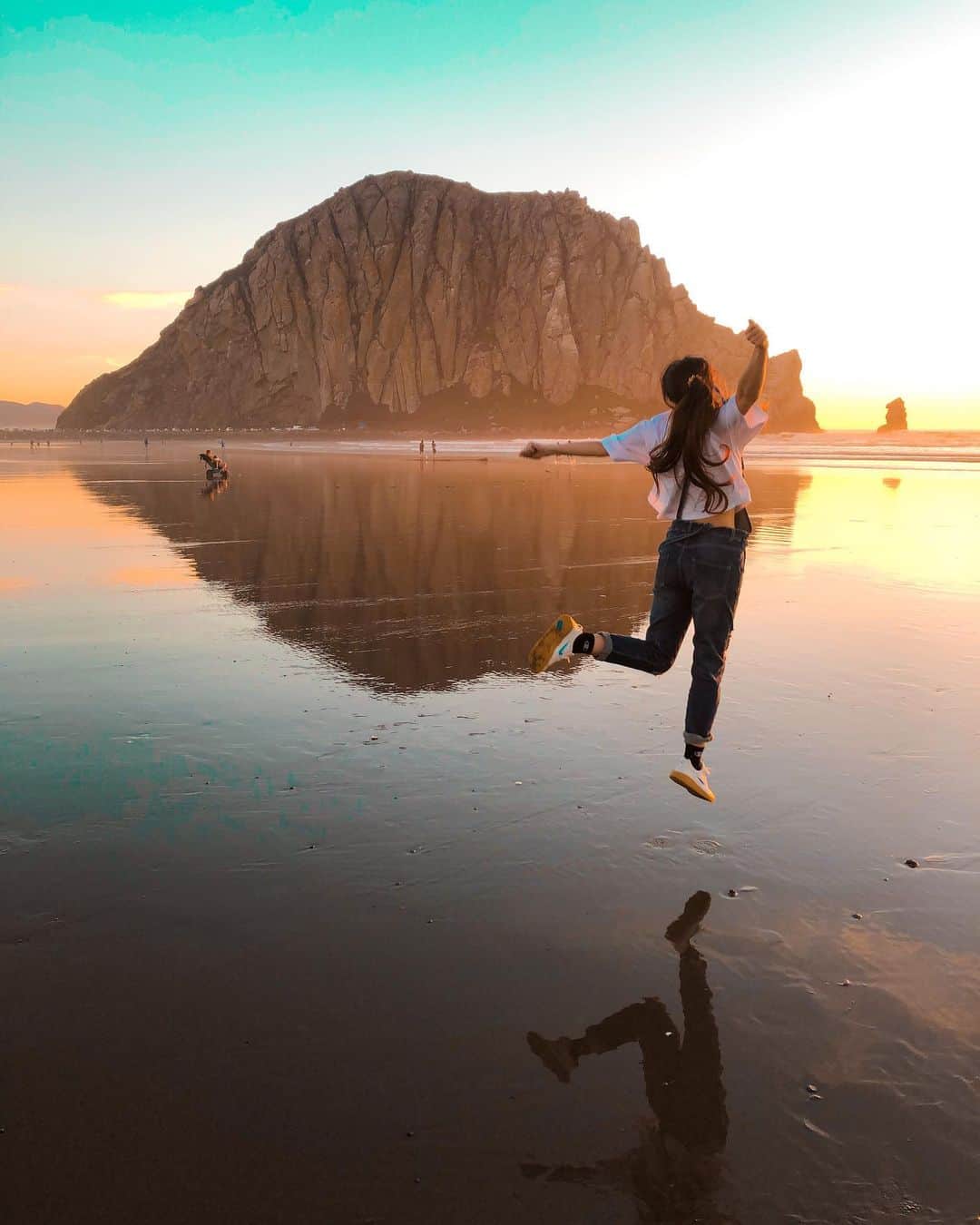 小嶋彩乃のインスタグラム：「✨California’s Mont Saint-Michel✨  海沿いの町、モロベイを象徴するモロロック。その昔、探検家がこの岩山に”El Morro(突き出た丘)”と名付けました。町の名前もこの岩山に由来しています☝️ 夕暮れ時、潮が引いた浜辺に浮かぶモロロックは息を呑む美しさ。まさしくこれは、カリフォルニアのモンサンミッシェル、だよね!?✨ #morrobay #morrorock #calilife #beachvibes #beautifuldestinations #travelgram #journey #sunsetlovers #amazingview #カリフォルニア #アメリカ生活 #自然の美しさ #日帰り旅行 #旅スタグラム #旅したくなるフォト #夕暮れ #サンセットビーチ」