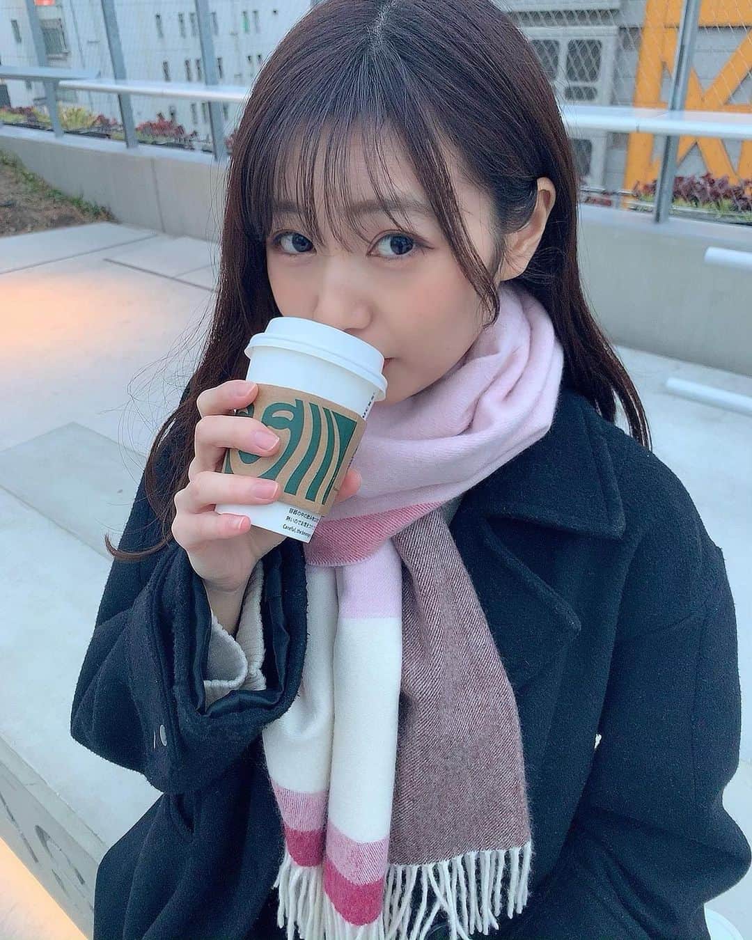 杉浦みずきのインスタグラム：「. コーヒーが飲めないので 冬は専らキャラメルスチーマー ・ ・ スライドしてね♥️ ・ #starbucks #キャラメルスチーマー #ストール @intermode_kawabe #フェリーチェレガーロ #fericeregaro #コート @murua_official」