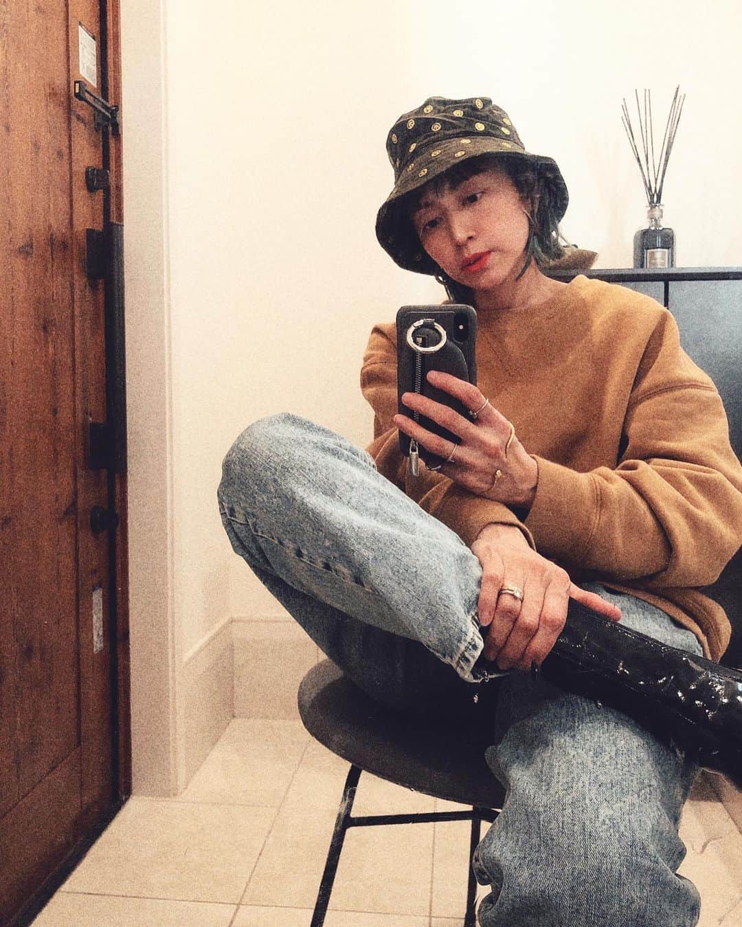 のインスタグラム：「近所の公園までスタイル〜 このバケットハットの模様は 大好きなhappy faceで可愛いんだー☺︎ しんしんはこのバケハ見た瞬間に 「にこりちゃんだねー☺︎」と☺️🌈 ほんわか。  #大人カジュアル #プチプラ #プチプラコーデ #ママファッション #ママコーデ #ボブヘア #赤ちゃんのいる生活 #男の子ママ #女の子ママ #子供のいる暮らし #インテリア #ブリーチヘア #前髪ぱっつん #zara #gap #urbanoutfitters #etretokyo #スマイル #バケハ #スウェットコーデ」