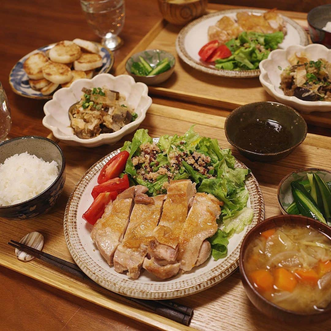 佐藤優里亜さんのインスタグラム写真 - (佐藤優里亜Instagram)「料理は好きです。 食べることはもっと好きです。 ただ、買い出しから調理洗い物までセットだと思うと、、疲れる時がある😂 ・ 鍋続きだった日々からの脱出。 ・ お腹いっぱいにならないと申し訳ないとたくさん作っていたけど、まさかの夫からもう少し少なくて大丈夫だよの言葉！👏🏻✨ (昔はもっと食べていた😂) ・ 日々のことだから、手抜きしながら、楽しみながら、それが1番だよね。 ・ ✔︎チキンのガーリック焼き ✔︎キヌアサラダ ✔︎茄子の揚げ浸し ✔︎きゅうりの一本漬け ✔︎具沢山味噌汁 ✔︎もずく酢 ✔︎長芋のバター醤油ステーキ ✔︎ごはん ・ こう書き出してみると、野菜中心なんだけど、、確かに多い😂 ・ #ゆりあごはん #今日の晩御飯 #今日のごはん #和食 #和食器 #腸活」1月19日 19時24分 - yuriang_