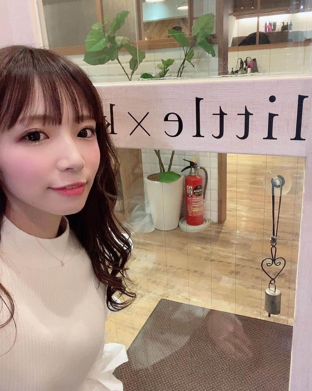 石田亜沙己のインスタグラム：「今年最初のヘアーメンテナンス💇‍♀️ 前髪カットの時マスクの中に侵入してきて笑いすぎてお腹痛かった。笑 髪が生き返りました✨ 今回は前髪の気になってた癖もなおしてもらってサラサラ前髪に☺️  #little #ゆるふわ巻き #前髪ストレート #さらさらヘアー」