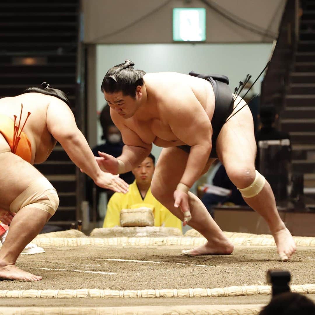 日本相撲協会さんのインスタグラム写真 - (日本相撲協会Instagram)「大相撲一月場所 十日目  立合いの瞬間を集めました。  大栄翔が1敗を守り、2敗で正代、3敗で朝乃山、明生、逸ノ城が追います。  @sumokyokai  #大相撲 #sumo #相撲 #力士 #お相撲さん #japanphoto #sumowrestlers #japanculture  #一月場所 #1月場所 #初場所 #東京 #朝乃山 #照ノ富士 #大栄翔 #輝 #遠藤 #豊山 #霧馬山 #阿武咲 #弓取式は将豊竜であります」1月19日 19時19分 - sumokyokai