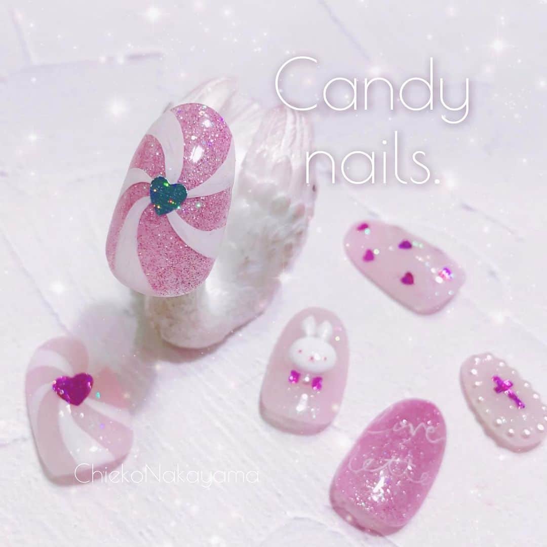 のインスタグラム：「うずまきキャンディネイル🍭♡⠀ ⠀ 使用商材は画像をスライドしてくださいね☺️💓⠀ ⠀ PREGEL⠀ 筆 RB 10/0⠀ ⠀ Betty gel⠀ マルチコントロールクリア⠀ クリスタルトップ⠀ シャイニングトップ⠀ ⠀ きまぐれキャット⠀ ピグメント ハイリッチ リッチホワイト7601⠀ ⠀ PREXY⠀ ホログラム ハート＆クロス12カラーセット⠀ グリッター Unicorn Island.Fortune of Dreams⠀  PREGEL・Betty gel・きまぐれキャット・PREANFA・PREXY商品は、ネイリストの方は↓ ⠀ プリモール @nail_premall ⠀ http://gelnailshop.com/ ⠀ ⠀ キャンディポケット @candypocket_official ⠀ http://www.beautysupport.jp/sm/script_main/shoptop.php ⠀ ⠀ セルフの方は↓ ⠀ ジョイアート @joyartofficial ⠀ http://joyart.biz/ ⠀ ⠀ にて購入頂けます☺️⠀⠀  ⠀ @pregelofficial @bettygel_official @prexyofficial @kimagure_cat_whim  #nail #nails #nailart #ネイル #美甲 #ネイルアート  #japanesenailart #manucure #japanesenails #manicurist #gelnails #أظافر #네일아트 #미용 #vẽmóng #ngườiđẹp  #เพ้นท์เล็บ #искусствоногтя #artedeuñas #เพ้นท์เล็บเจล #ジェルネイルデザイン #ネイルデザイン #senikuku #nagelkunst #valentinenails #バレンタインネイル #バレンタイン #valentine」