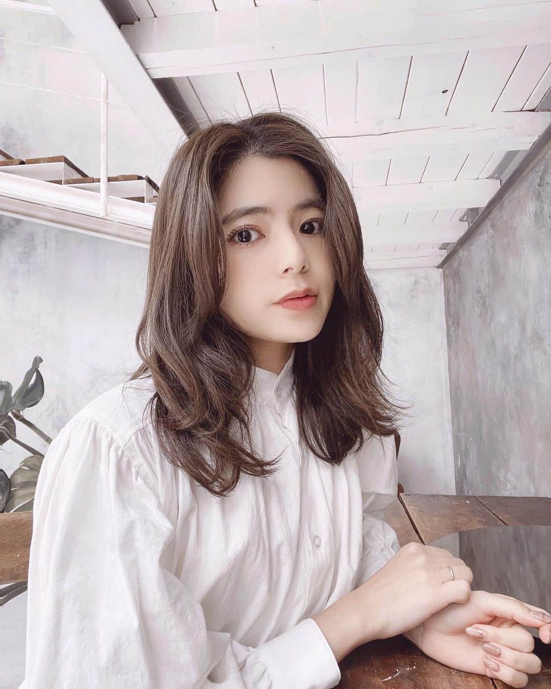 のインスタグラム：「以前受けた経験があり お気に入りの施術 ダーマペン4 を受けに 少し前に @met_beauty_clinic へ💆‍♀️✨ 新春お年玉キャンペーンで 1月末までの割引もありお得に受けられました🙆‍♀️  表参道に去年オープンした 清潔感のある綺麗なクリニックで スタッフの方も肌悩みについて 親身に話を聞いてくださるし 施術中も痛みがないか こまめに確認してくれたりと 丁寧に接してくださり安心して受けられたよ😌✨  ダーマペンは、皮膚に小さな穴を開けて (実際目では見えないくらい超極細針の穴) 傷を治す力を働かせて元に戻そうとする過程で コラーゲンやエラスチンの生成を促して 毛穴やニキビ跡、シミなどの改善 肌悩み全体に効く施術。  クリーム麻酔をしてから行うので 痛みがほぼないし 肌悩みや今後のスケジュールに合わせて 針の深さも希望出せるので 事前に相談するのがおすすめ＾＾  施術してもらった後は、 施術した部分全体に赤みが残る感じで 2〜3日続く方もいるみたいですが 私は翌日にはもう落ち着いたよ😇 数日後から薄い皮向けが起こることもあるけど 皮膚のターンオーバーが促進されている証拠なので問題ないよ🙆‍♀️ ダウンタウンは少しあるけど 翌日からメイクも可能で メイクすれば隠れる程度なのが助かる😌 マスク生活なのもあり ダウンタイムも比較的過ごしやすいので 今の間にやる方も多いみたい＾＾  一回で全てが改善されるわけではないけど やる前より肌が綺麗になった気が＾＾ やればやるほど効果が出る施術なので 今後も続けたいなと思ってます😇   #metbeautyclinic#met_pr#beauty#美容#美肌#美容皮膚科#美容クリニック#ダーマペン#再生美容#表参道#美容好き#ダーマペン4#自分磨き#肌再生」