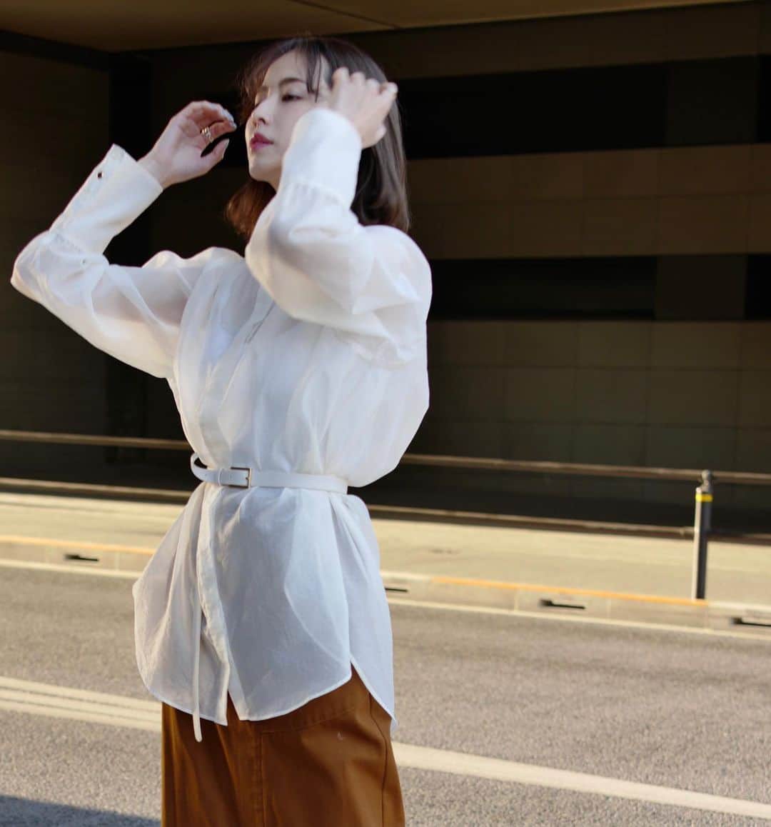 小嶋梨奈さんのインスタグラム写真 - (小嶋梨奈Instagram)「風が強くて髪ばさぁ〜〜🍃 そして今日は空気が冷たいな。🙂  #fashion #シアーシャツ #CISLYS #シスリス」1月19日 19時33分 - corina_718