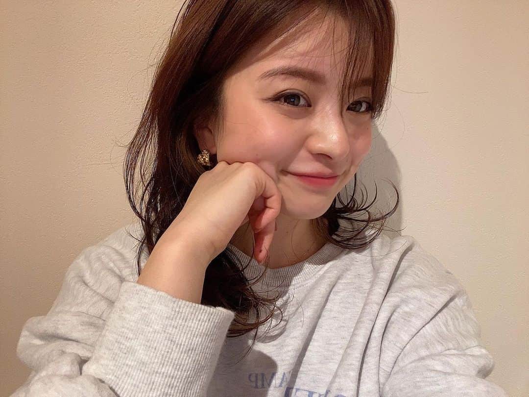 のインスタグラム：「表情が柔らかくなったねって。 最近よく言われるんだ。 いいことだよね⁇  よく聞かれる眉毛。 私はサロンに通ってます(^^) 今回は3ヶ月ぶりくらいでした。」