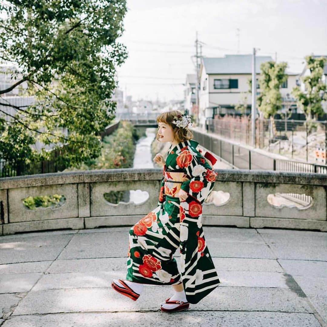 waco⭐️CHACOのインスタグラム：「オーダーメイド受注会のお知らせ📢  来週1/26 TUE 21:00〜 ご卒業式の方や前撮りの方向けにオーダーメイド受注会を開催いたします！ 春に向けて大きなプロジェクトがあるため オーダーは30名限定とさせていただきます🙏  オーダーメイド受注会はCHACO ONLINE  SHOPよりお花や水引、金箔など、点数に応じてカートを用意しておりますので、そちらからご注文をお願いいたします。 少人数となってしまいますが、是非お着物や袴に合わせた髪飾り作らせてください💘  このお写真はとっても可愛い可愛い　@kimura.sena せなちゃんからいただきました🙏✨ 振袖に合わせて髪飾りを作らせていただきました。 ホワイトあじさい、ナチュラルかすみ草、ゴールドかすみ草、ユーカリ、赤いスターリンジャーをつかってます。 こんな素敵なお写真、最高の思い出になりますよね🥺💕 せなちゃんありがとうございました💕」