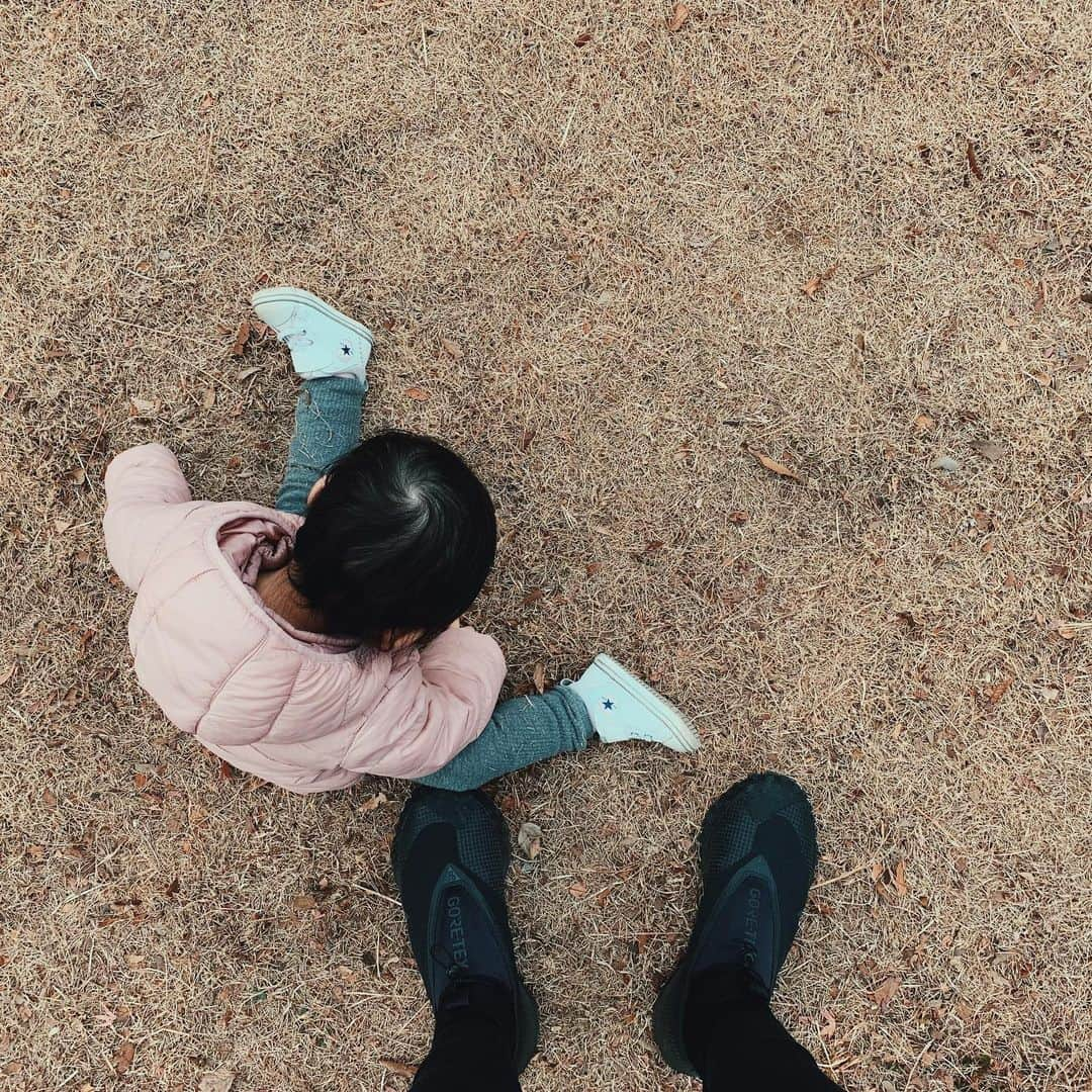 水嶋ヒロのインスタグラム：「もう走る☺︎ Just trying to eat.. #次女 #seconddaughter」