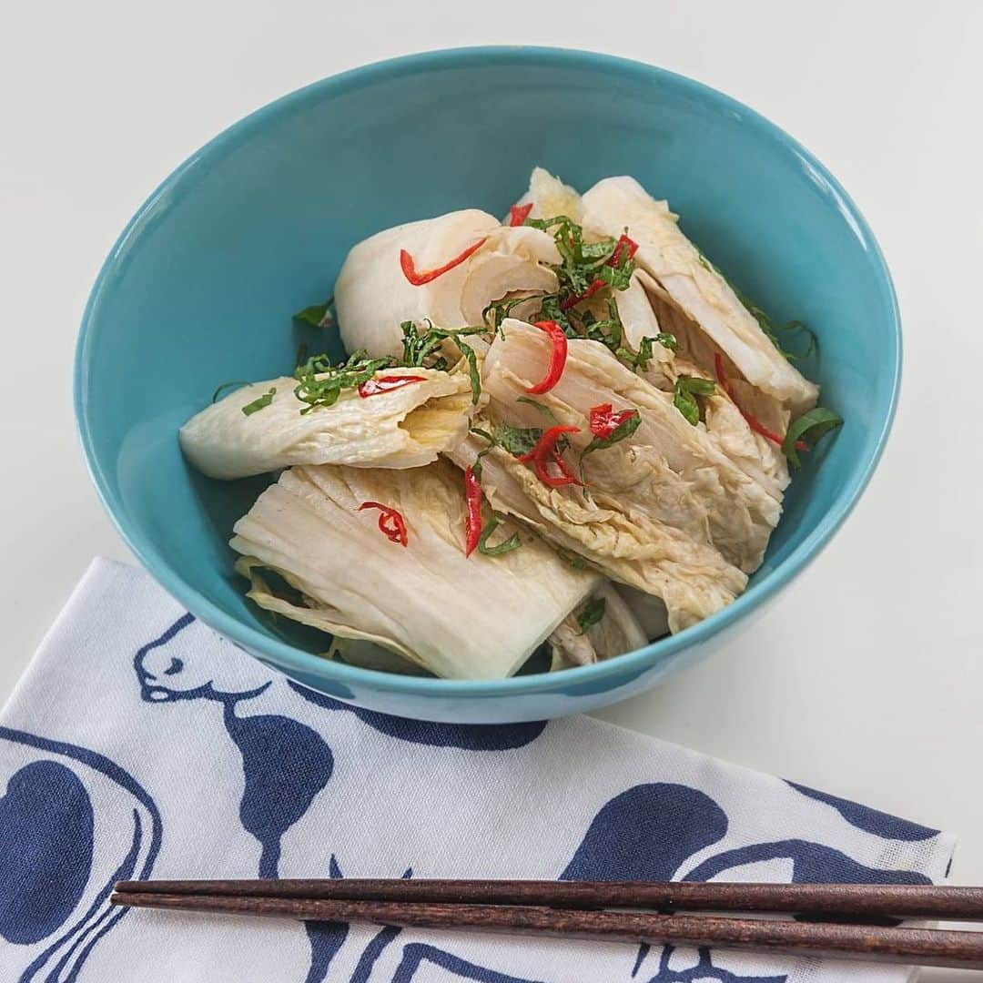 The Japan Timesさんのインスタグラム写真 - (The Japan TimesInstagram)「A ubiquitous winter sight at any supermarket or greengrocer in Japan is stacked heads of "hakusai" (literally "white vegetable"), also widely known as napa or Chinese cabbage. This versatile vegetable is used in so many dishes you would assume it has been around for a long time in Japan, but its history in the country is actually quite short. The napa cabbage truly came into its own in the aftermath of the Great Kanto Earthquake of 1923, when a wholesaler from what is now part of Sendai, Miyagi Prefecture, sent trainloads of the vegetable to the devastated Tokyo area. Previously, a green brassica called "mishimakawana" had been the main leafy vegetable used by people in Kanto for winter pickling. Afterwards, the mishimakawana, along with the small farms and homesteads that grew it, almost disappeared, and the napa cabbage became king, especially after the introduction of varieties that stood up well to long-distance shipping. Click on the link in our bio for a recipe for Japanese pickled napa cabbage ("hakusaizuke"). 📸 Makiko Itoh . . . . . . #Japan #Tokyo #japanesefood #japanesecooking #recipe #veggies #vegetables #japantimes #japanesekitchen #日本 #東京 #日本料理 #料理 #レシピ #白菜 #野菜 #漬物 #つけもの #ジャパンタイムズ #🥗」1月19日 19時26分 - thejapantimes