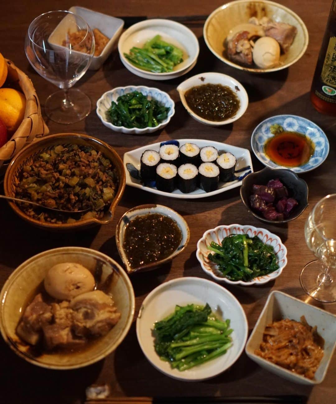 のインスタグラム：「○火曜日の晩酌○ ・ 豚バラ肉とたまごのナンプラー煮込 野沢菜炒め 納豆巻き(購入 ニラのナムル 菜の花の辛子和え えのきの醤油麹 もずく ・ メインは#平松洋子 さんのレシピで dancyu #おいしいレシピ100 から 豚バラを豚肩ロースに代えて ・ シンプルながらニンニクたっぷりでコクがあってこれおいしい！平松さんのレシピは、先日作った#パセリカレー も簡単であっさり(油無し玉ねぎ無し！)また食べたくなるお味でした(´ڡ`) パセリたっぷりで作っている最中の青々とした色も美し楽し☺︎ ・ #晩酌#晩ごはん#夕食#夕飯#dinner#アテ#つまみ#うちごはん #夜ごはん」
