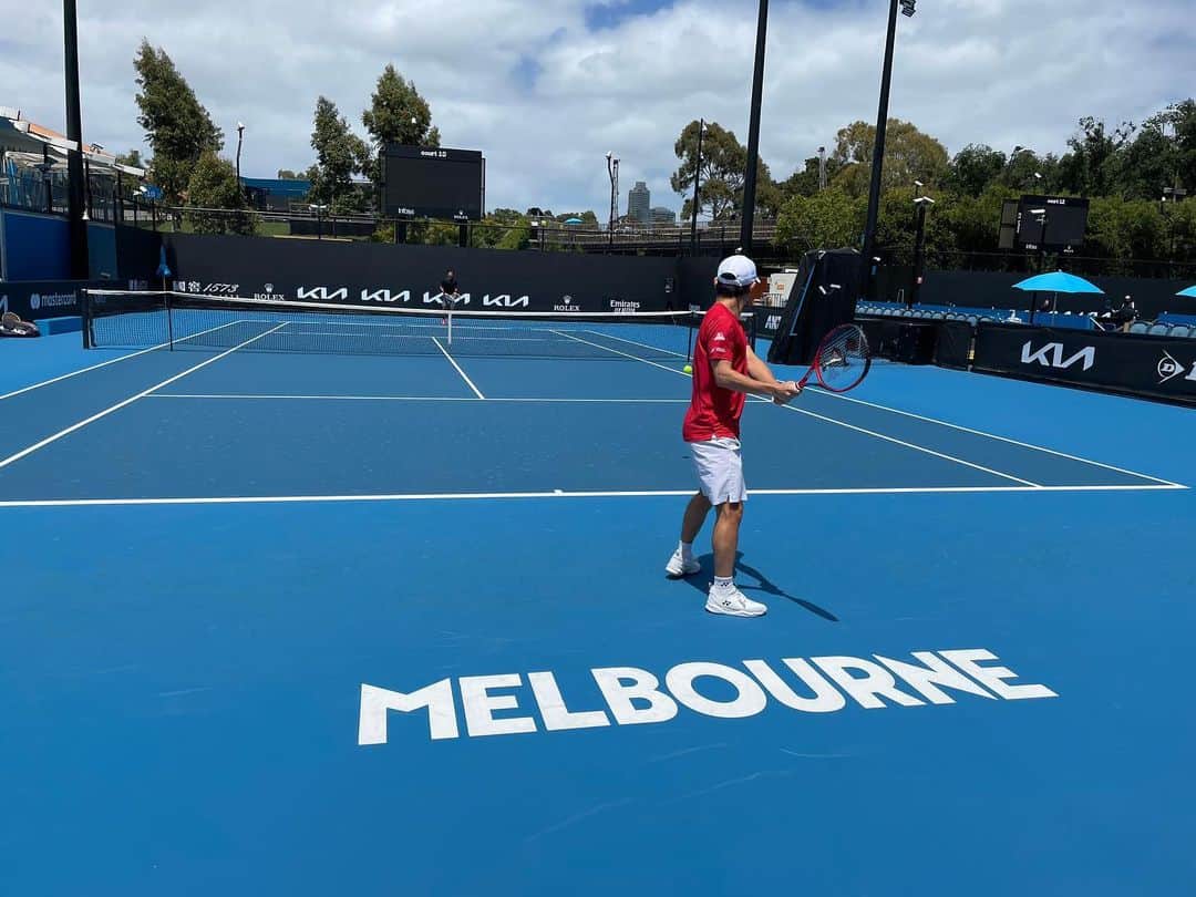西岡良仁さんのインスタグラム写真 - (西岡良仁Instagram)「First practice at Melbourne Park!!!!! Practice with @lurendy .  #melbourne #melbournepark #atpcup #australia #australianopen #yonex #quarantine #practice #tennis」1月19日 19時29分 - yoshihito0927