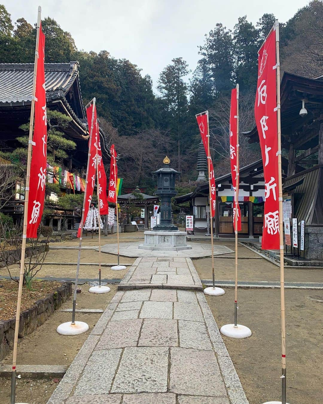 松本ルナのインスタグラム：「先週、岡寺へ厄除けに行ってきました〜☺️ ﻿ 岡寺の雰囲気が好きなのと﻿ 女性の厄除けには岡寺が有名なお寺の一つだそうで…﻿ それと凄く強く惹かれるお寺なんだぁ🥰﻿ ﻿ パワーがみなぎるというか！！笑﻿ ﻿ 厄除けもしたし 今年も健康で毎日を過ごせます様に…🙏✨﻿ ﻿ そして、おみくじも大吉でした❤️﻿ おみくじの紙が最後の1枚だったの！！﻿ ラスト1枚が大吉という奇跡😳✨ 嬉しかったなぁ〜🥳 ﻿ でね、2枚目は学校の生徒さんが作ってる﻿ 無添加100%のレモンを頂きました🍋💕﻿ ﻿ めっちゃ嬉しくて﻿ テレビジョンみたいな写真を撮ったよ📷✨笑﻿  あと前髪切った！😆🌈  #岡寺 #厄除け #奈良 #nara #narajapan #おみくじ #大吉  #いいのか #悪いのか #れもん  #無添加 #蜂蜜レモン にしようかな #ザテレビジョン の様な　#写真  #あんまり #分からない #😂 #笑  #嬉しい #happy #🍋　#化粧薄」