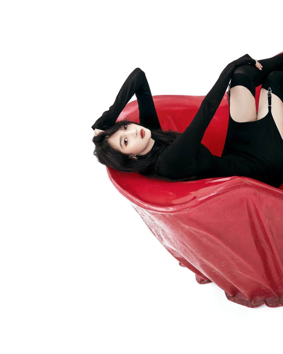 クアン・シャオトン（Guan Xiaotong）のインスタグラム：「🖤♥️」