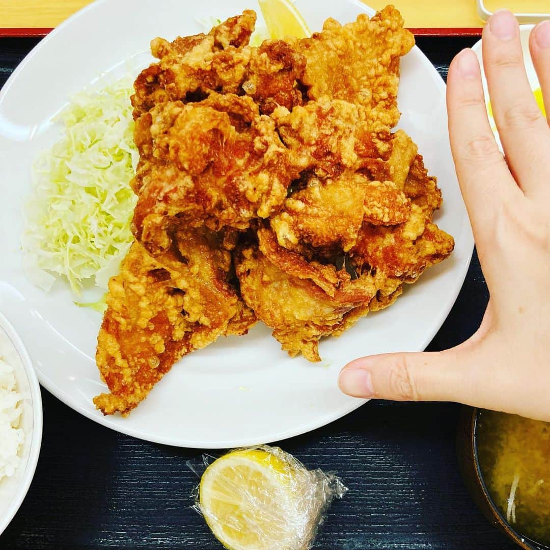 久保ミツロウのインスタグラム：「ここの唐揚げ定食はでかい。標高も高い。いつもレモンが足りないと思ってたので今日は🍋持参。 初MRI帰りに池袋へ寄り、東急ハンズの入り口でマルタイペンケースのガチャをやっと発見！私が広告で描いた絵もこちらで使われております。良かったら探してみてください。 閉店が多いと聞くサンシャイン通りを久しぶり歩いたけど、想像したより多くの人で賑わってた。 池袋西武地下でパン・デ・ロー食べて帰宅。 昨日も定期検診だった。帰りにリンガーハットで皿うどん(太麺)。」