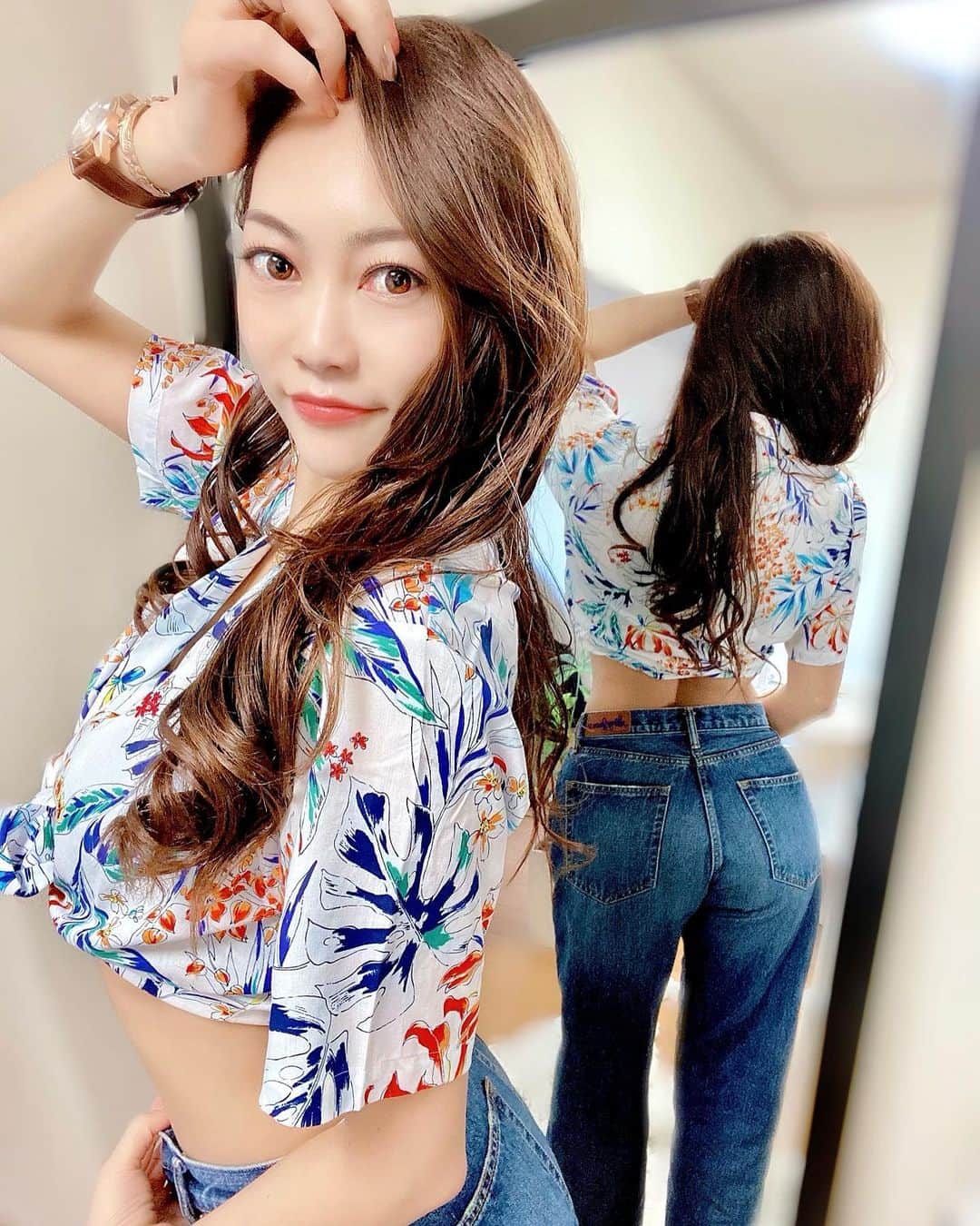 SAORIのインスタグラム：「Made in Okinawa 🌴 @majunokinawa の #かりゆしウェア めちゃんこ可愛いんだが🥰❤️ まだまだ東京は寒くて❄️ 南国で遊んだ写真を見返すばかり📸 水着一丁👙に可愛いかりゆしウェア着て 白いショーパン&ビーサン🩴で 過ごせる場所に行けますように✈️ 可愛いかりゆしウェアが沢山あるから 要チェック▶︎▶︎▶︎ @majunokinawa  #さおりのケツスタグラム . . ⌚️→LOBOR @loborjapan . 10％OFFクーポンコード【saogral61】 (2022/1/11日まで有効) ✾ #majunokinawa #majun #マジュン #かりゆし #かりゆしウェア #かりゆしビーチ #沖縄旅行　#沖縄観光 #沖縄県 #沖縄市 #沖縄好き #sponsored  #follop @follop.inc #lobor #ロバー #腕時計 #時計 #手元倶楽部 #ファッションウォッチ #ギフト #pr」