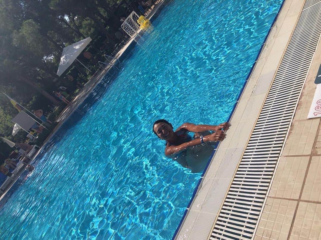 坂口由里香のインスタグラム：「🏊‍♀️🏊‍♀️🏊‍♀️  はやくプールに飛び込める季節にならないかなぁ〜🤤  #トルコ #プール #アイシング #日焼け  #turkey #pool #iceing #sunburn」