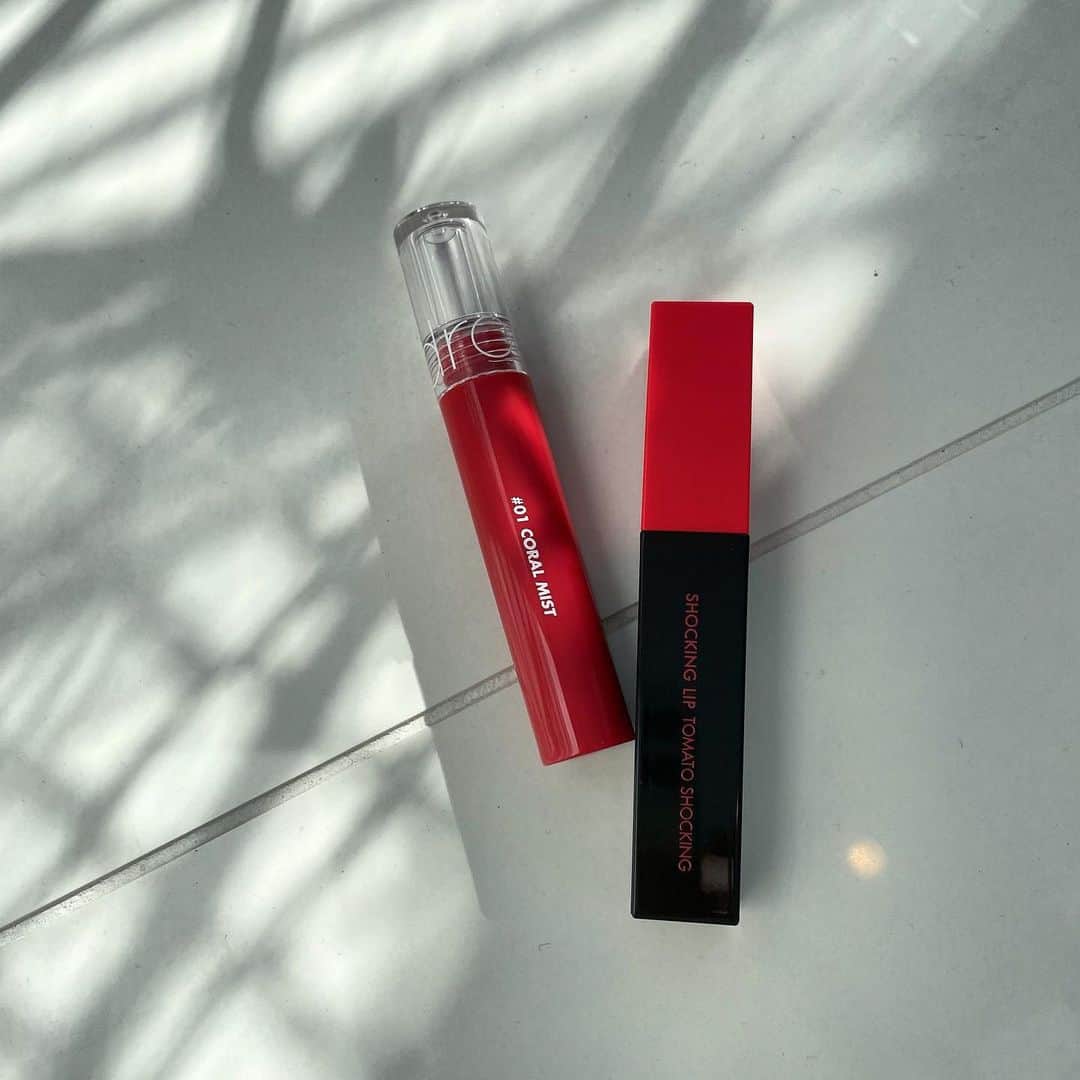 natsu_772のインスタグラム：「💄﻿ ﻿ ﻿ ﻿ ﻿ [rom&nd] Glasting Water Tint #01 持続★★★﻿ みずみずしいテクスチャーで﻿ 適度にうるうるリップになれる﻿ のでお気に入りの一本。﻿ 発色も可愛い◎﻿ ﻿ [TONYMOLY] Perfect Lips Shocking﻿ Lip #06 (Tomato Shocking)﻿ 持続★★★★★﻿ ﻿ 取れなくて困るくらい笑﻿ ずっと取れないティント💄﻿ 本気で落ちにくいので﻿ 落ちないのが好きな方は◎  #stylekorean」