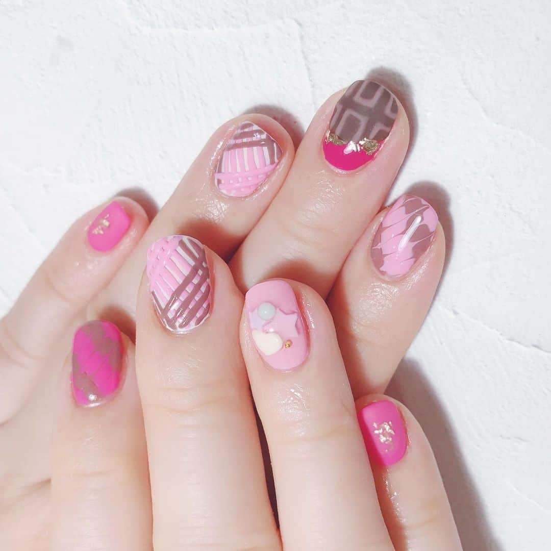 なかやまちえこさんのインスタグラム写真 - (なかやまちえこInstagram)「strawberry chocolate🍫🍓⠀ ⠀ #nail #nails #nailart #ネイル #美甲 #ネイルアート  #japanesenailart #manucure #japanesenails #manicurist #gelnails #أظافر #네일아트 #미용 #vẽmóng #ngườiđẹp  #เพ้นท์เล็บ #искусствоногтя #artedeuñas #เพ้นท์เล็บเจล #ジェルネイルデザイン #ネイルデザイン #senikuku #nagelkunst #Valentinenails #バレンタインネイル #バレンタイン #Valentine #大久保ちか ちゃん @chikachocolat_melty @pregelofficial @prexyofficial @bettygel_official」1月19日 19時36分 - chiekonakayama