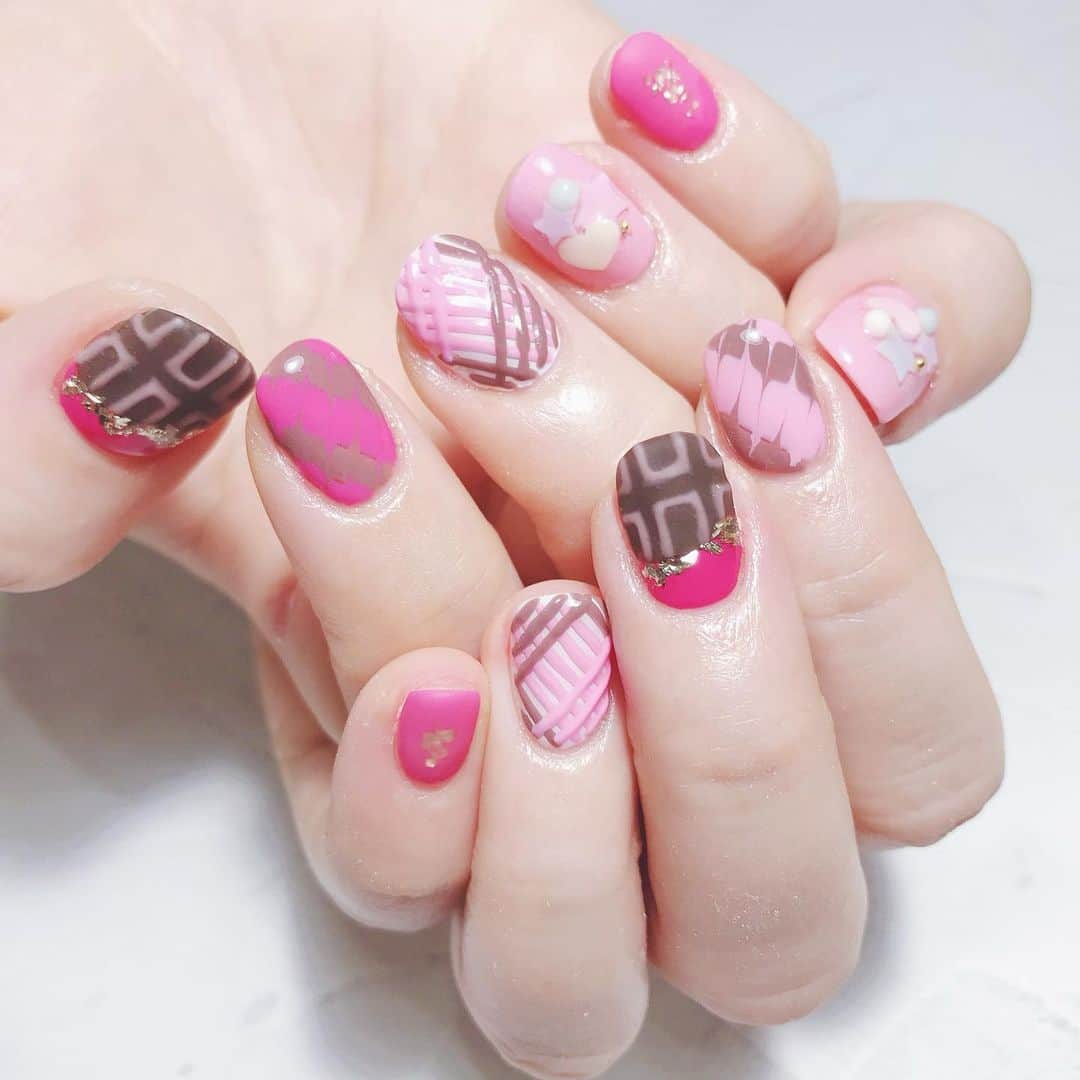 なかやまちえこのインスタグラム：「strawberry chocolate🍫🍓⠀ ⠀ #nail #nails #nailart #ネイル #美甲 #ネイルアート  #japanesenailart #manucure #japanesenails #manicurist #gelnails #أظافر #네일아트 #미용 #vẽmóng #ngườiđẹp  #เพ้นท์เล็บ #искусствоногтя #artedeuñas #เพ้นท์เล็บเจล #ジェルネイルデザイン #ネイルデザイン #senikuku #nagelkunst #Valentinenails #バレンタインネイル #バレンタイン #Valentine #大久保ちか ちゃん @chikachocolat_melty @pregelofficial @prexyofficial @bettygel_official」