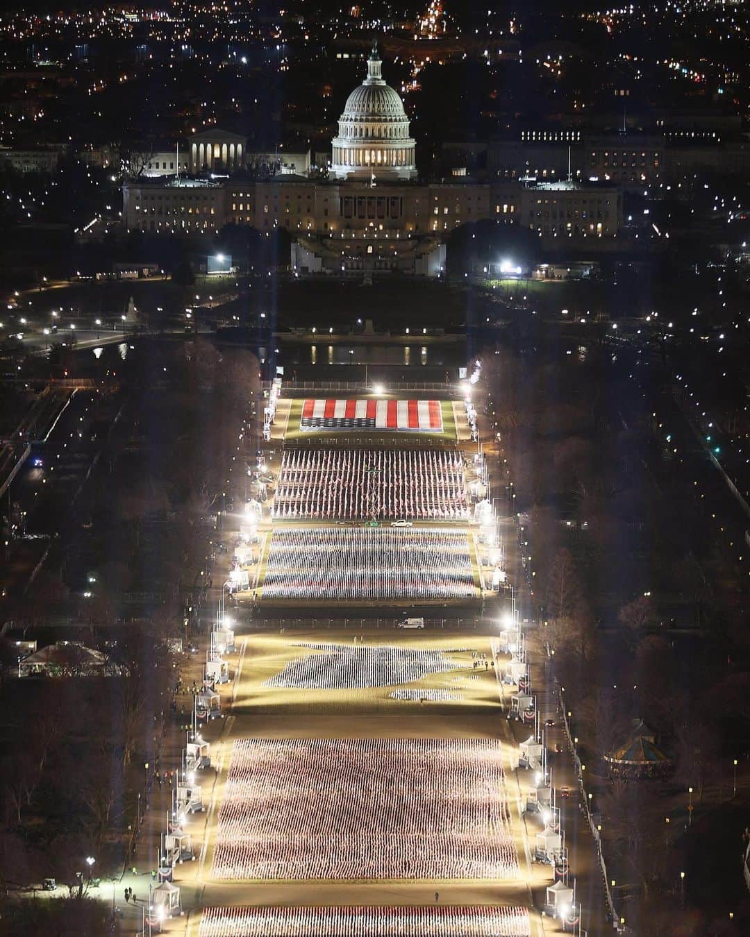 CNNさんのインスタグラム写真 - (CNNInstagram)「The "Field of Flags" is illuminated on the National Mall ahead of President-elect Joe Biden's inauguration. Thousands of US flags 🇺🇸 have been placed outside the US Capitol building and will represent the American people who are unable to travel to Washington, DC on Wednesday. (📸: Joe Raedle/pool/AFP via Getty Images)」1月19日 19時37分 - cnn