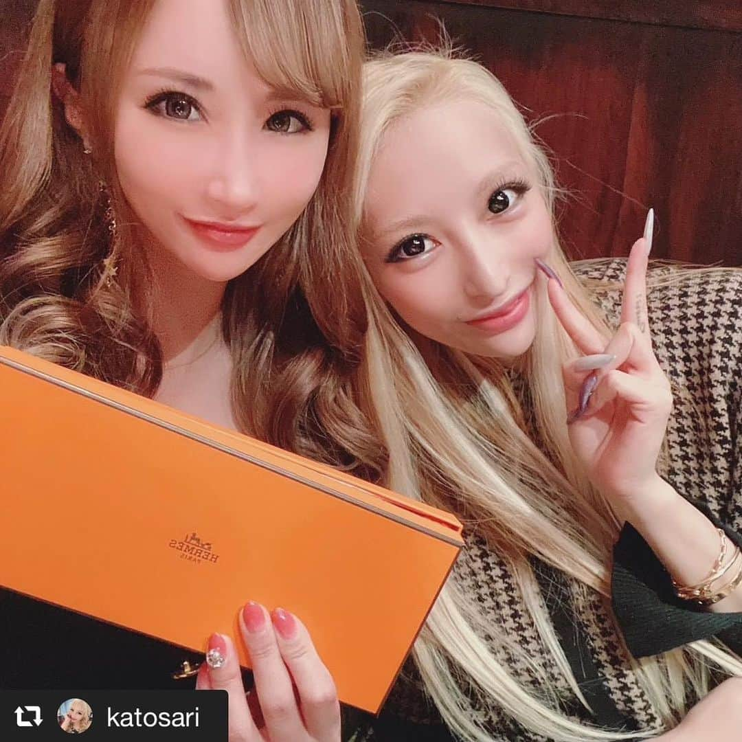 岩城まりこさんのインスタグラム写真 - (岩城まりこInstagram)「さりちゃんとランチ行ったら急にプレゼントくれてびっくり😳😳 嬉しすぎる❣️ 子供のこと大好きすぎて幸せそうな顔しながらベビの話するさりちゃんにほっこりした💓 @katosari   ⏬リポスト #repost @katosari via @PhotoAroundApp  こないだまりこさんが誕生日だったから、シェリークリニックでHIFUやってから一緒にランチ行ったよん❣️﻿ シェリーのHIFUは打ち方が他のクリニックと違って本当にいいから皆おススメ✨﻿ 誕生日プレゼント喜んでくれてよかった❤️﻿ほんとに頼りになるおねぇさん😍 前髪無理矢理かき上げにしてるからぴょんぴょんはねてるのは気にしないでw ﻿ @mariko_iwaki﻿ #シェリークリニック﻿ #ハイフ #HIFU﻿ #お誕生日プレゼント」1月19日 19時37分 - mariko_iwaki