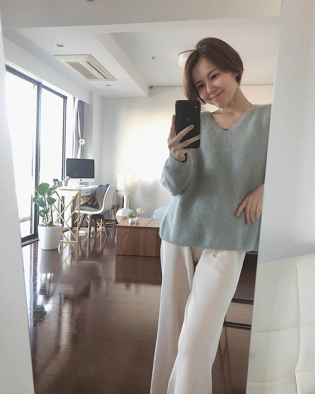 小松あやのインスタグラム：「. 楽チンなかっこで一日中まったり🥱 　 先月初めて、床暖房をつけてみた⛄️🔛🌞 人生初床暖なんだけど、電気代の請求がこわいです。笑 どのぐらい高いんだろ🥶🥶 　 　 模様替えブログ第2弾、書きました*॰ॱ✍ @i_am_ayakomatsu からお読みくださいませ。 いつもたくさん読んでもらえて嬉しいです🙏✨ ありがとうございます🙏 　 　 #鏡越し #鏡越しショット #セルフィー #セルフィー女子 #部屋着 #部屋着コーデ #まったり時間 #まったり休日」