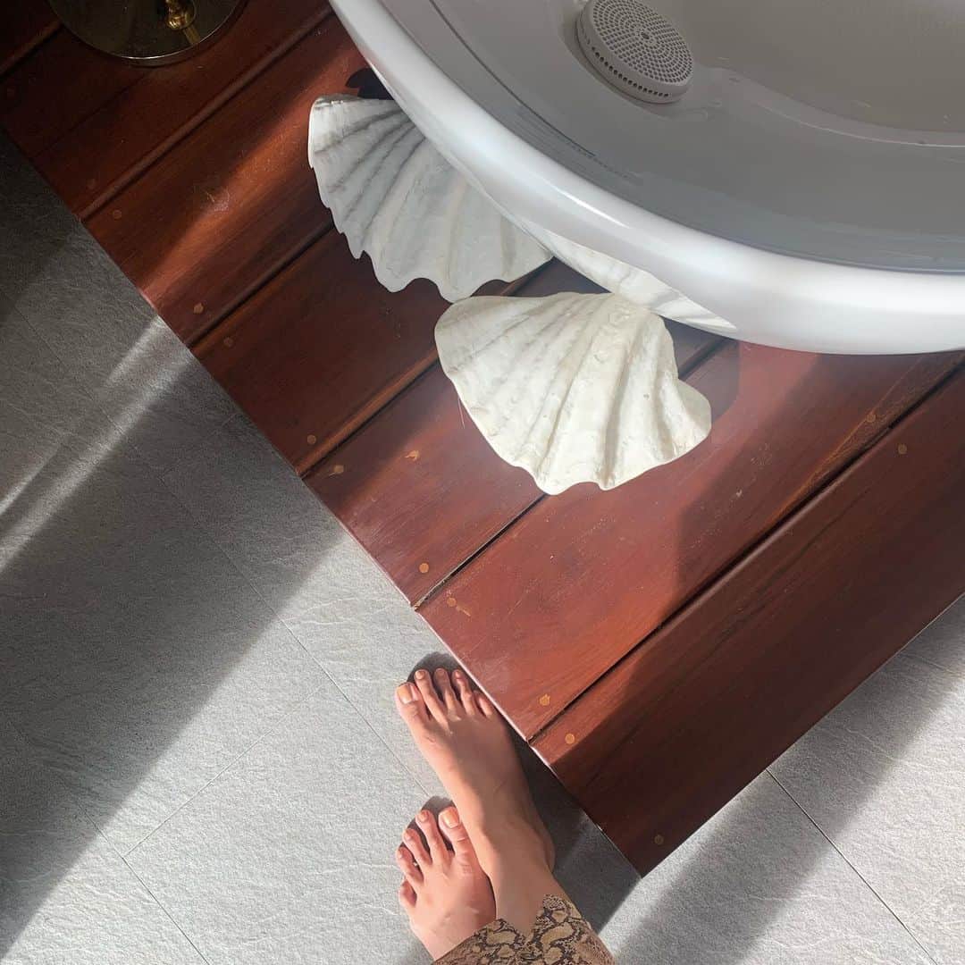 Raisa Andrianaさんのインスタグラム写真 - (Raisa AndrianaInstagram)「Can’t wait to show you guys our finished spa room! Here’s a little sneak peek ✨👁」1月19日 19時37分 - raisa6690