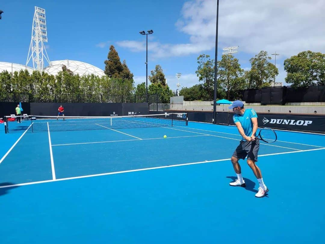 内山靖崇さんのインスタグラム写真 - (内山靖崇Instagram)「ようやく練習出来ましたー！🎾 4日ぶりの太陽は眩しかった☀️  Thank you @australianopen 🙏  #australianopen  #melbourne  #quarantinelife  #tennisplayer  #内山靖崇  #体なまってた笑 #怪我しないようにゆっくりスタート #太陽でビタミン生成」1月19日 19時38分 - yasutaka0805