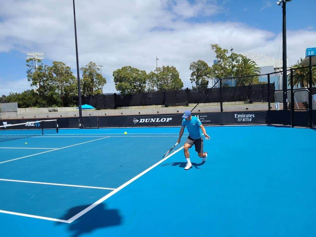 内山靖崇さんのインスタグラム写真 - (内山靖崇Instagram)「ようやく練習出来ましたー！🎾 4日ぶりの太陽は眩しかった☀️  Thank you @australianopen 🙏  #australianopen  #melbourne  #quarantinelife  #tennisplayer  #内山靖崇  #体なまってた笑 #怪我しないようにゆっくりスタート #太陽でビタミン生成」1月19日 19時38分 - yasutaka0805