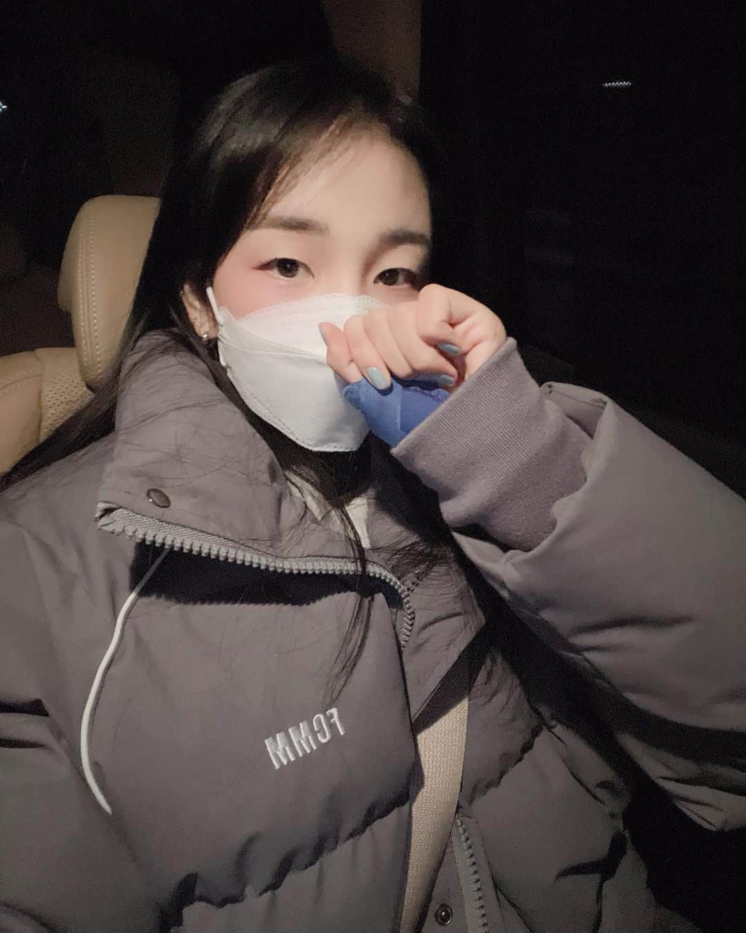 ペク・アヨンのインスタグラム：「아픈 손 이끌고 라됴 가는 길🥲」