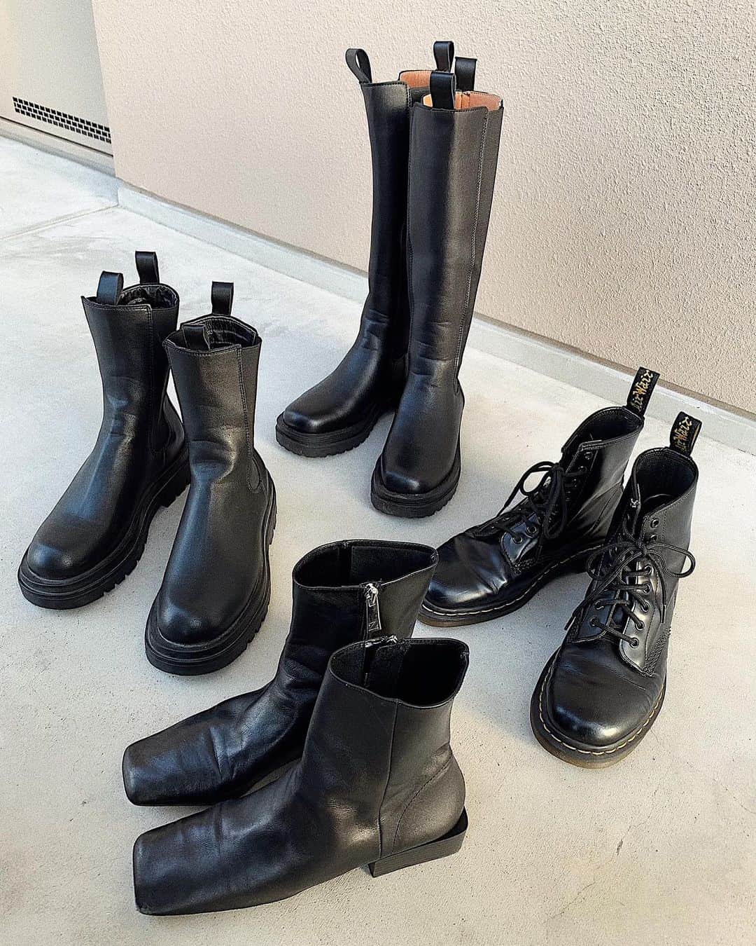 草野春香さんのインスタグラム写真 - (草野春香Instagram)「. 𝙗𝙡𝙖𝙘𝙠🖤 結局履くのは黒ばっかり✌🏾✨ #shoes #boots」1月19日 19時41分 - _haruka030_