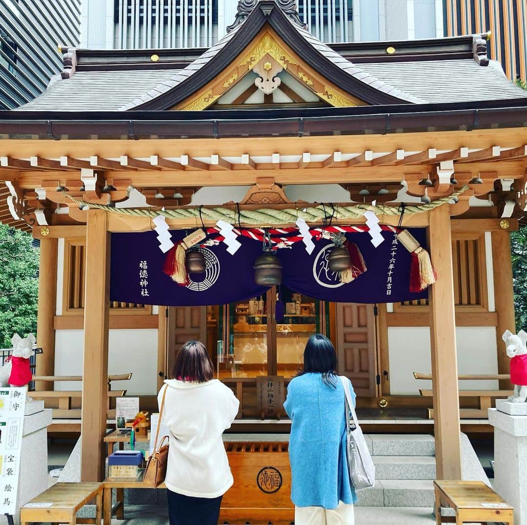 ごあきうえのインスタグラム：「年末年始も忙しくて初詣行けなかったから (年賀の画像、みんな誤解してるけとあれ12月頭に撮ったの) ようやく #初詣。 御守りも買ったよ。  #福徳神社　#⛩ #神社 #日本橋 #御守り　#おみくじ　#おみくじは吉  #御神籤　#Shrine #신사  #신토 #富籤守」