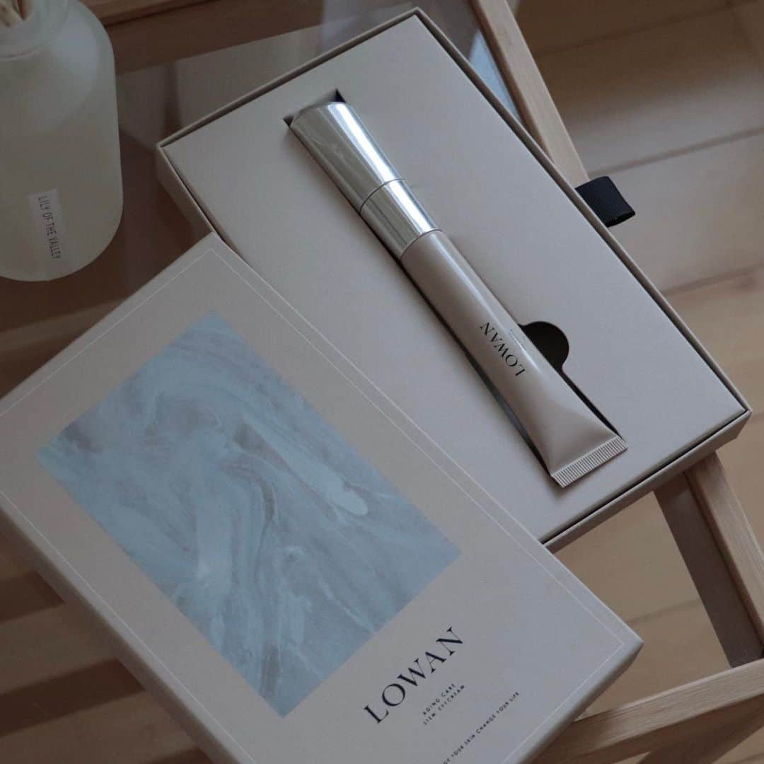 のインスタグラム：「. . 気になっていた LOWAN(@lowan.official )のアイクリーム♡ まずはパッケージがお洒落 そして電動チューブが新しい👏 . . 肌の再生力を促すヒト幹細胞や 効果の高い美容成分を配合 低刺激で敏感肌でも使えるアイクリームです✨ . . 柔らかいテクスチャーのクリームで肌に触れるとヘッドが細かく振動！！ マッサージ効果があるのはもちろん クリームがぐんぐんお肌に浸透していき、あっという間に馴染みます✨ 私は眉間の皺や法令線もこちらのクリームでマッサージ💁🏻‍♀️ . . こういった皺系アイテムは長期戦だと思っているので今すぐ皺が消える！という事はありませんが クリームを塗った翌朝は目元がふっくらしっとりしているし、眉間の皺が少し気にならなくなったかも？ 手応えがありそうなので、ここまま使い続けて様子を見てみたいと思います🌿 . . . . #lowan #lowanmuse #lowanアイクリーム #アイクリーム #目元ケア #skincare #スキンケア #kuronecosme」