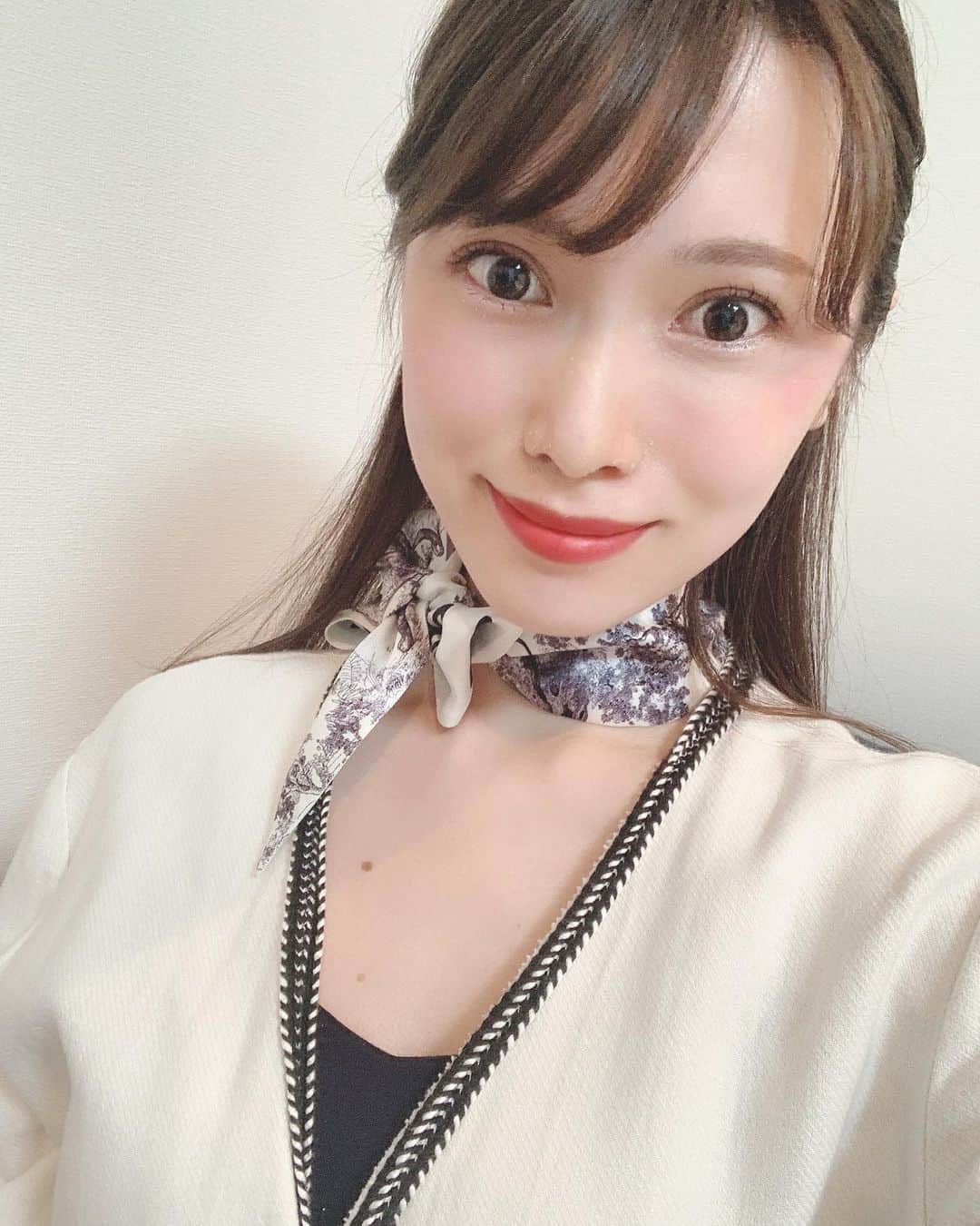 のインスタグラム：「前髪作るか、作らないか、は女の子の永遠の悩みよね🤒  I'm always thinking I should get “japanese bangs " or " no bangs".  #selfie #japanesegirl #japanesebangs #自撮り　#スカーフ　#前髪 #japanesehairstyle #アイドル前髪　#skarf」